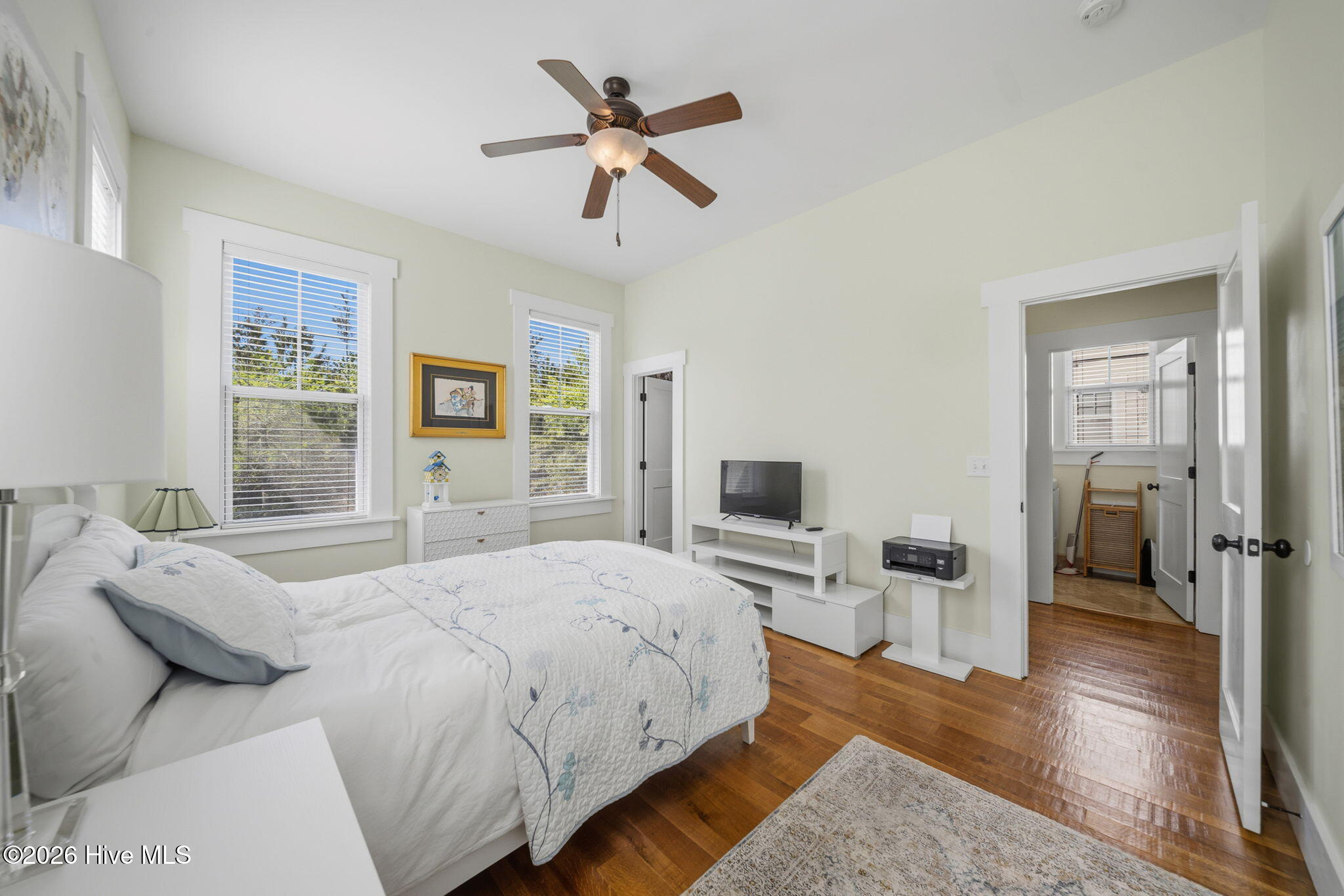 100568047 | Photo 23