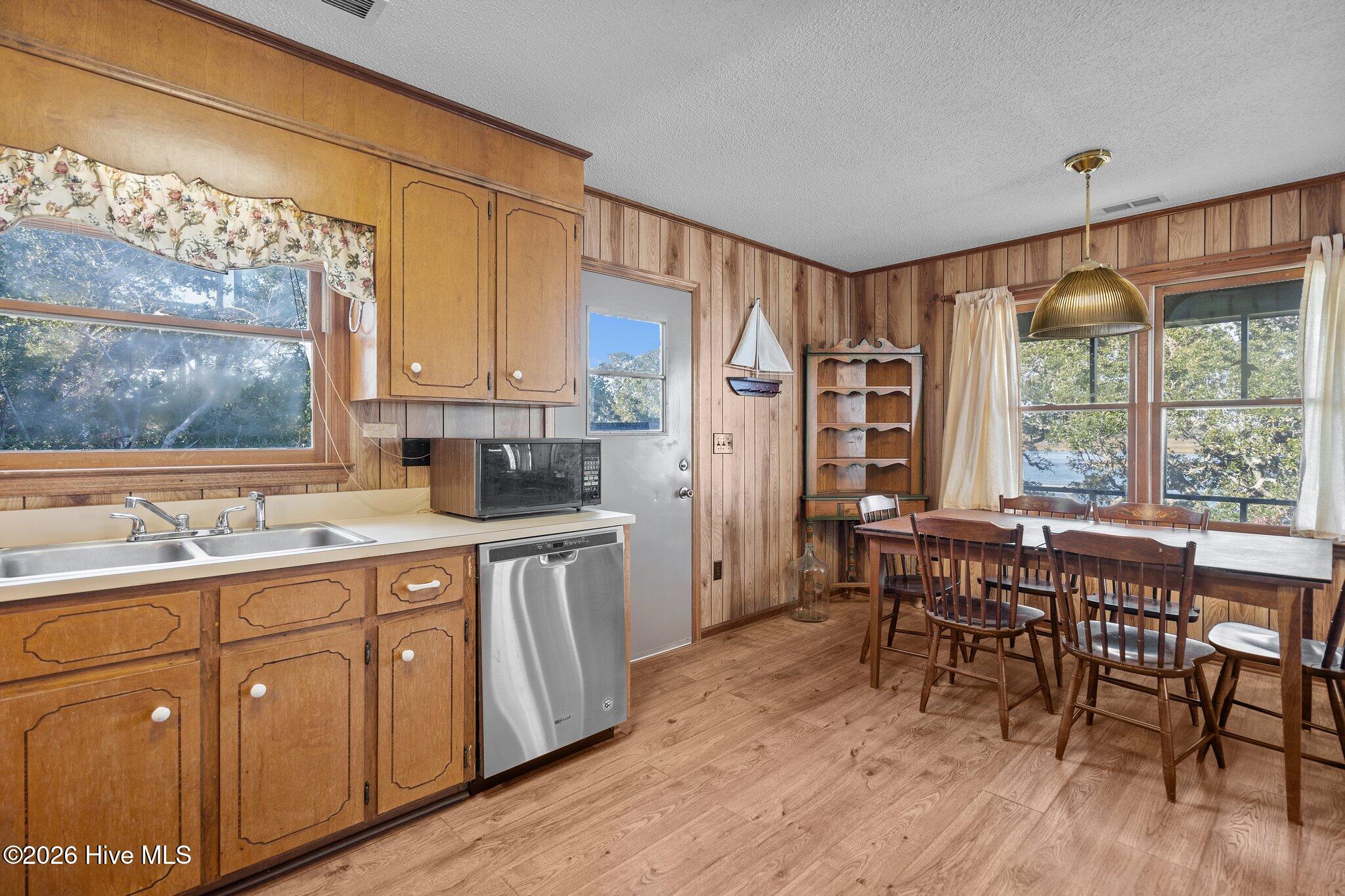 100559194 | Photo 14