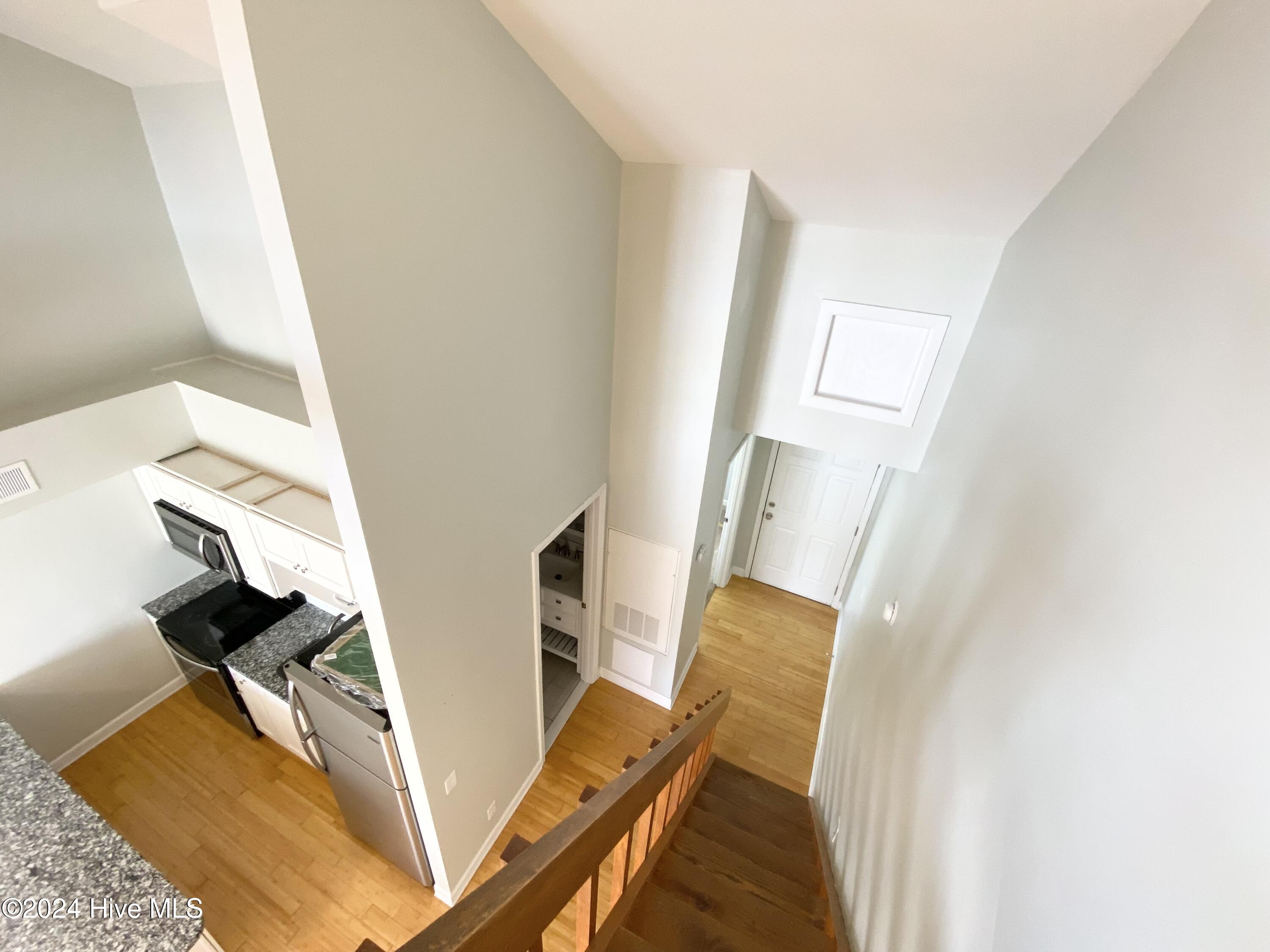 100548371 | Photo 16