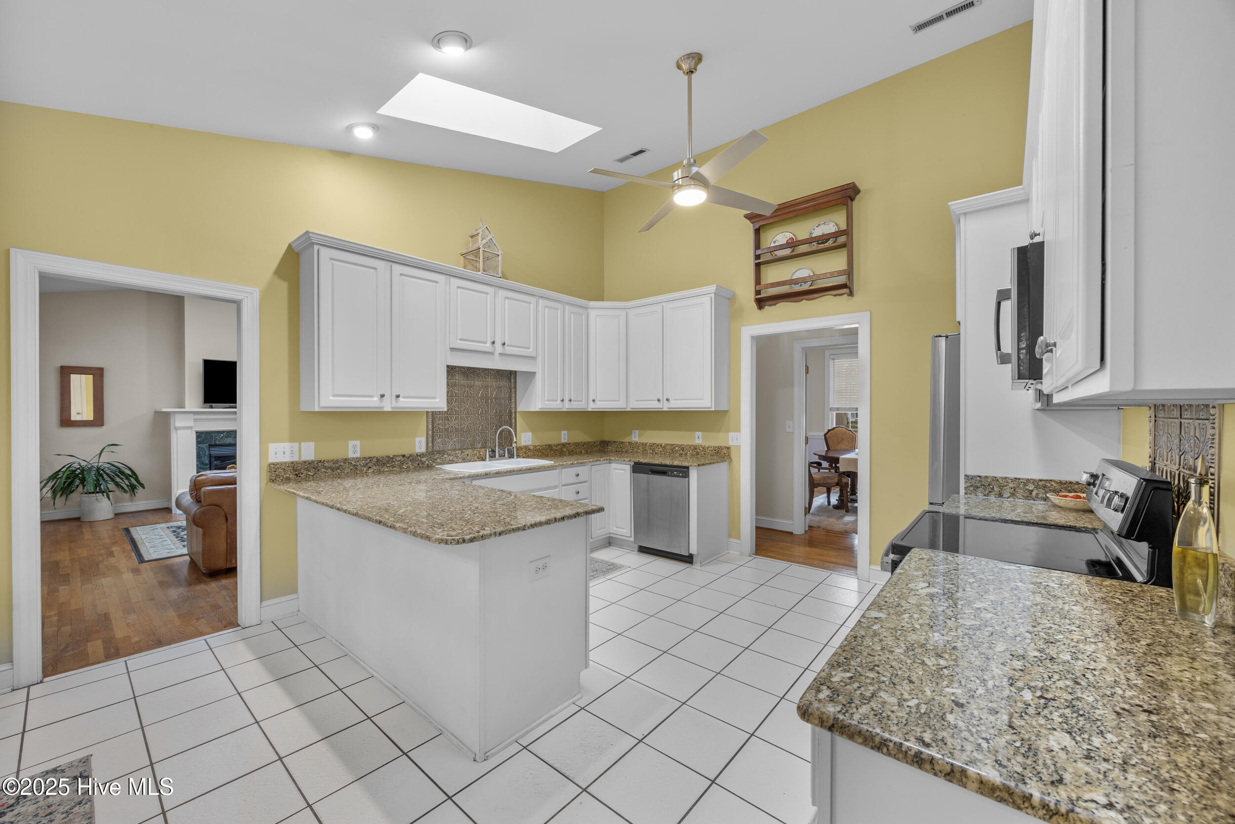 100543890 | Photo 11