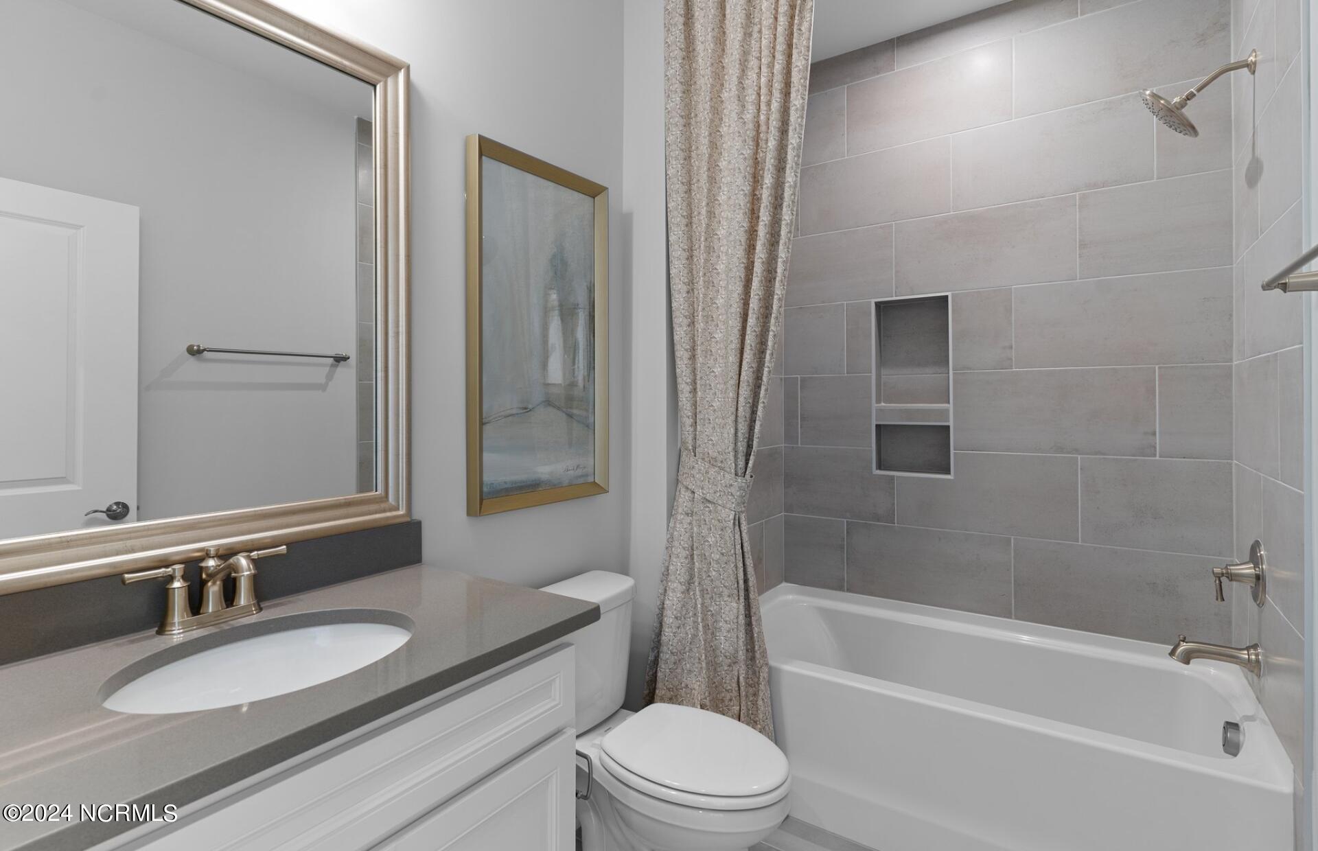 100535011 | Photo 24