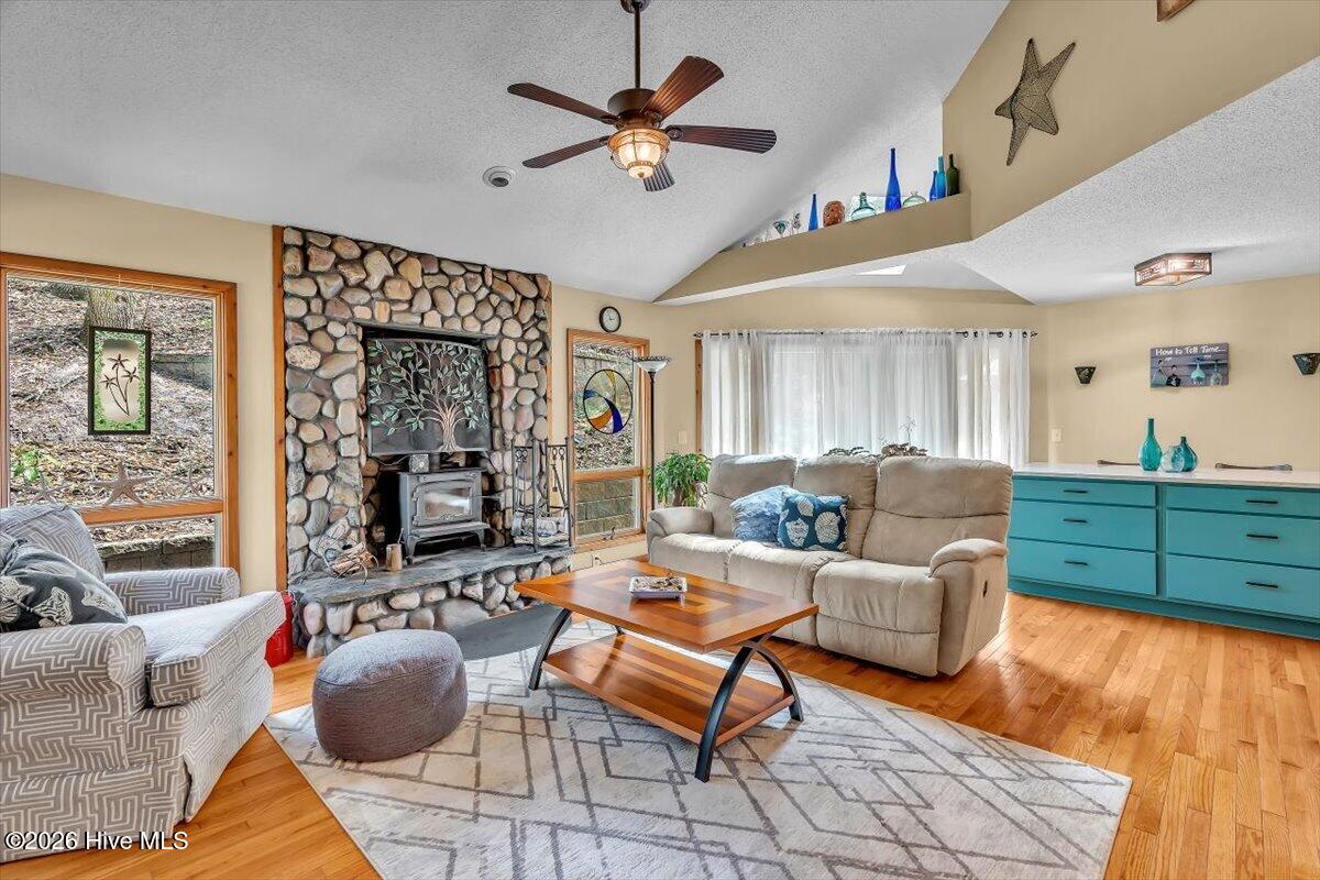 100561735 | Photo 24