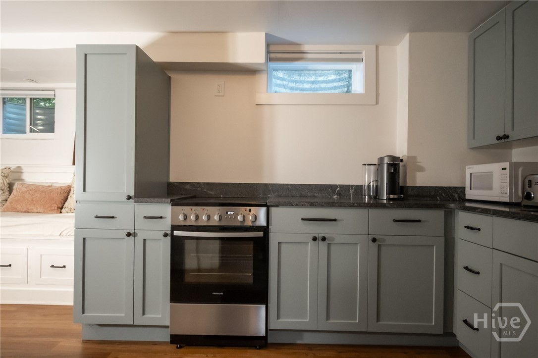 Lower level full kitchen