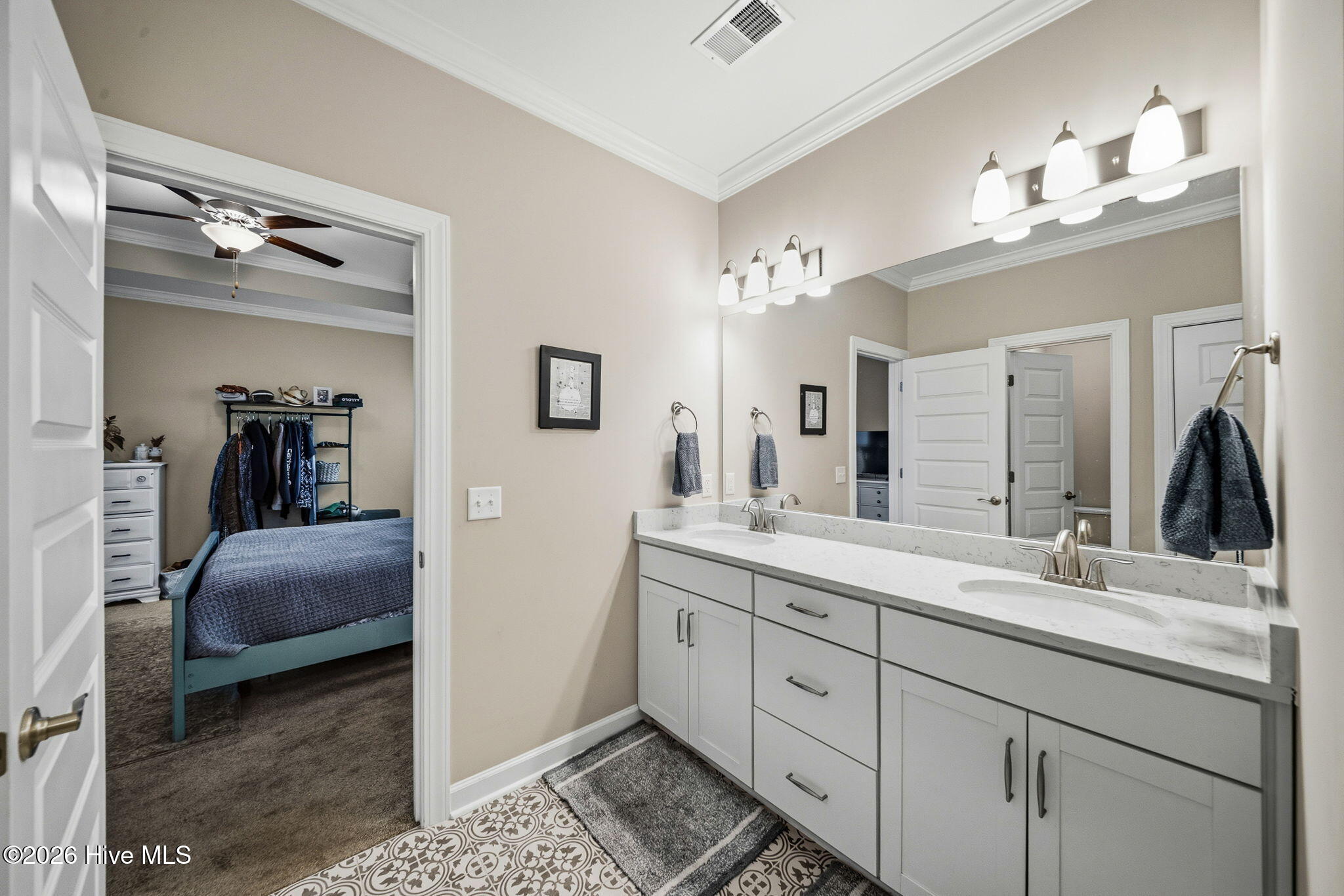 100563185 | Photo 25