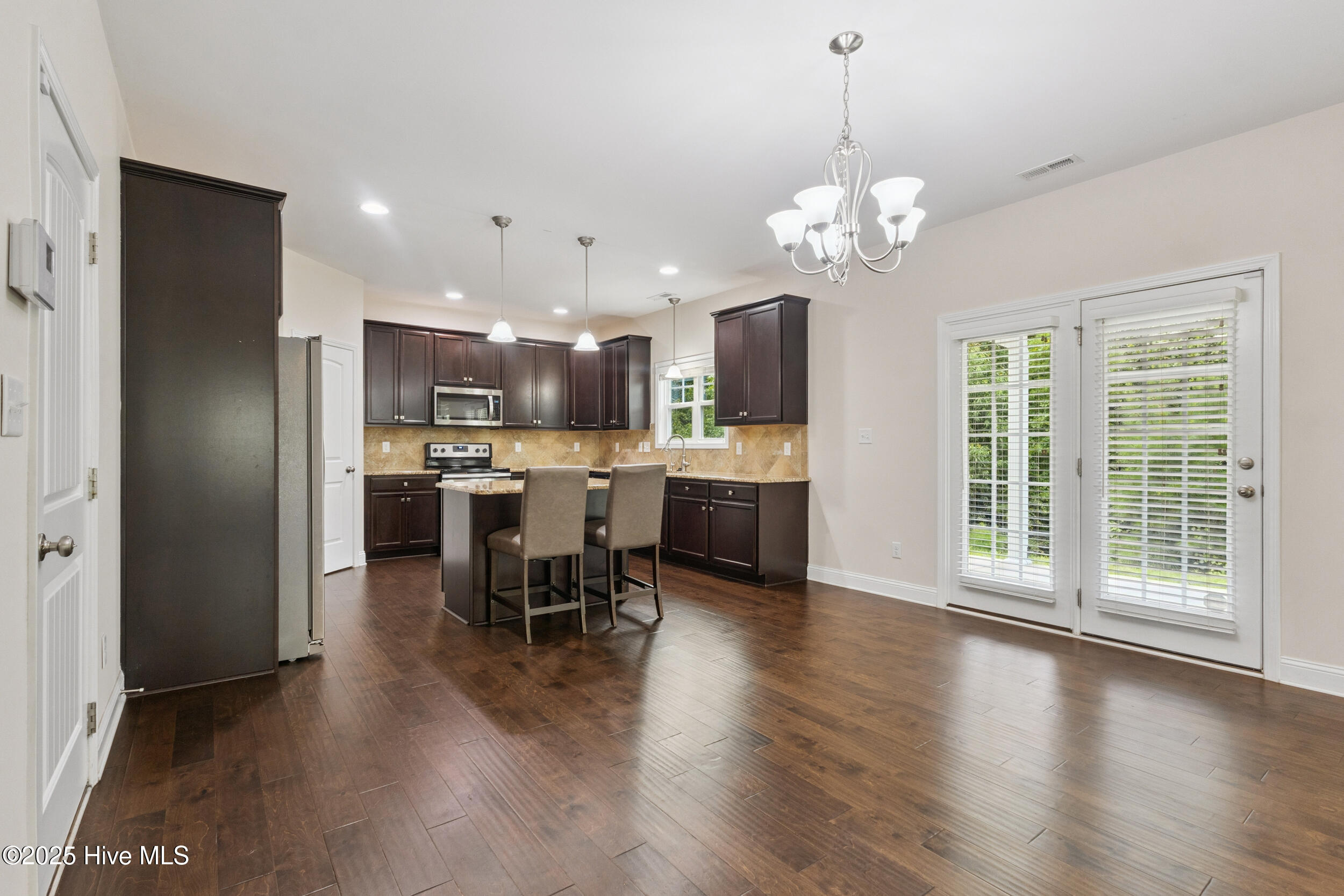 100521845 | Photo 15