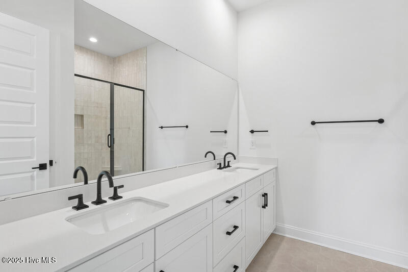 100508363 | Photo 17