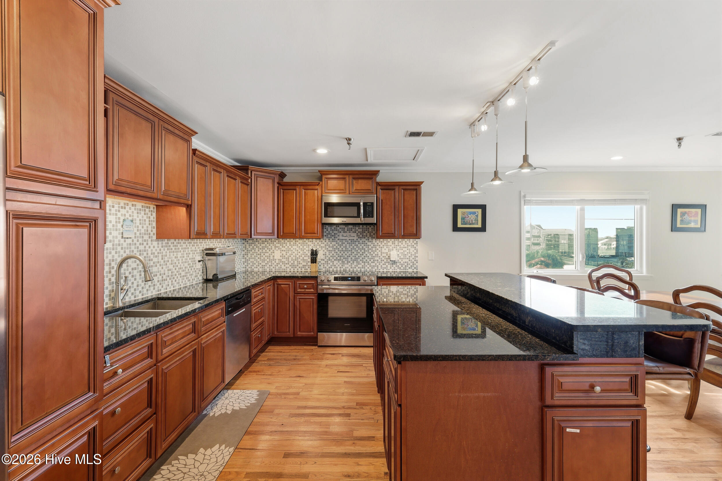 100569323 | Photo 12