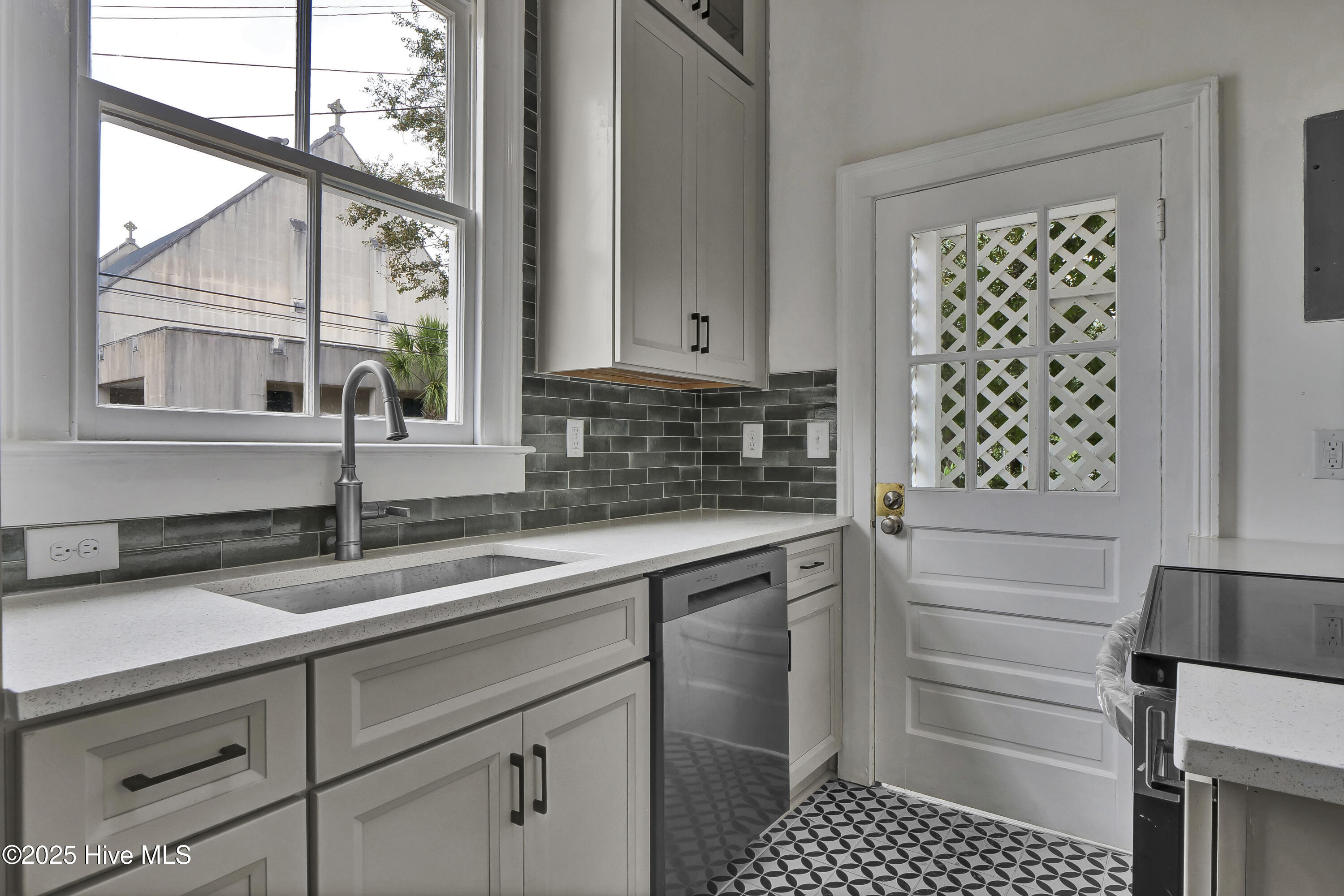 100529895 | Photo 18