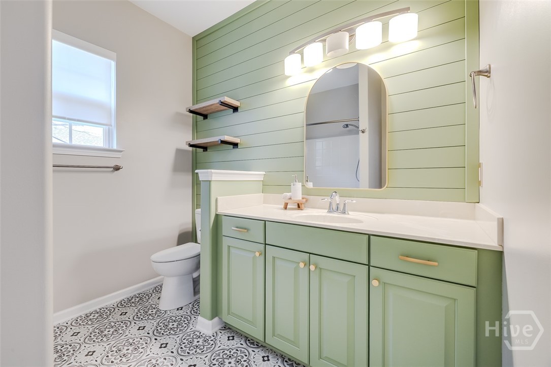 Downstairs full guest bath