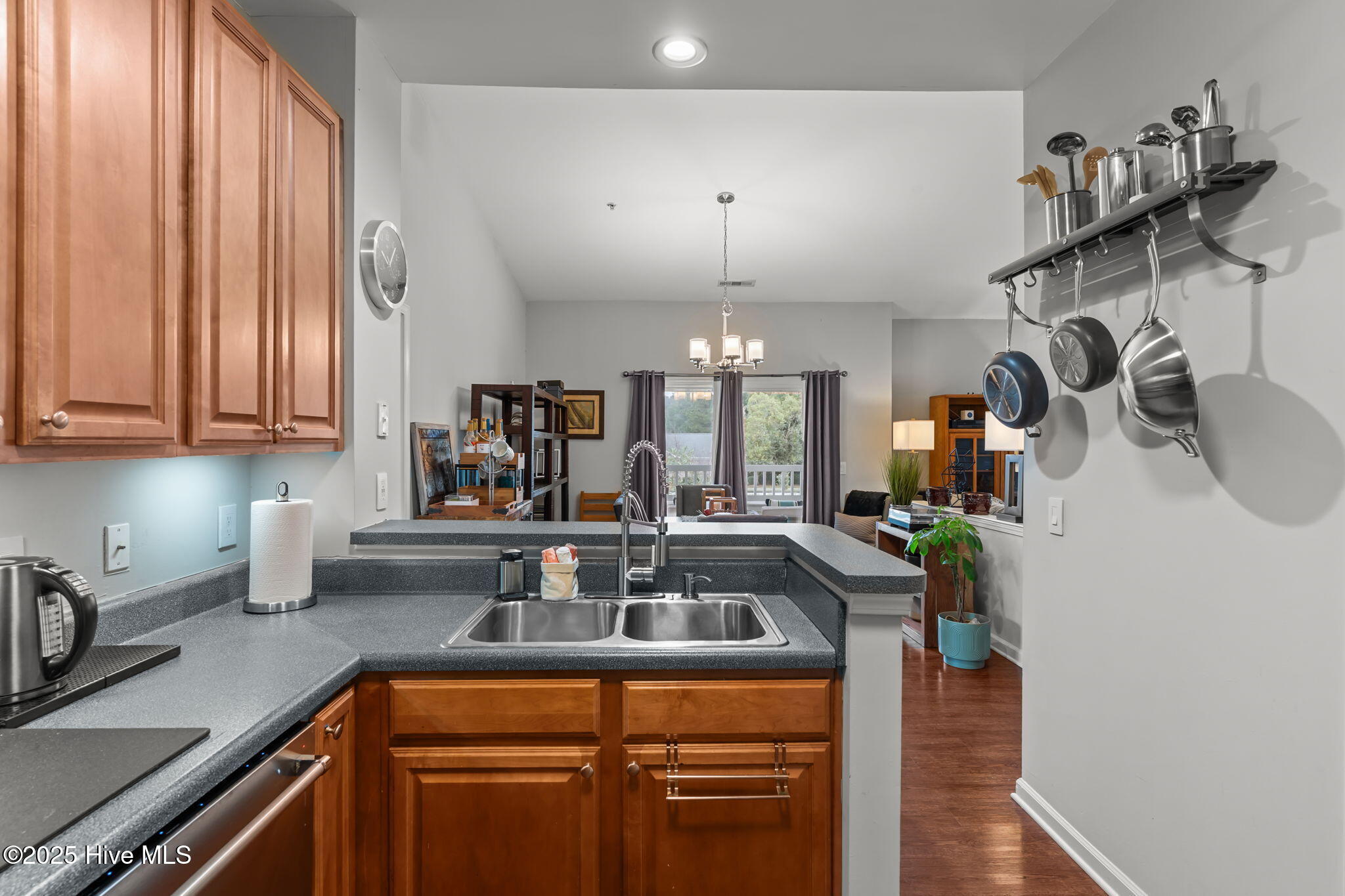 100532353 | Photo 15