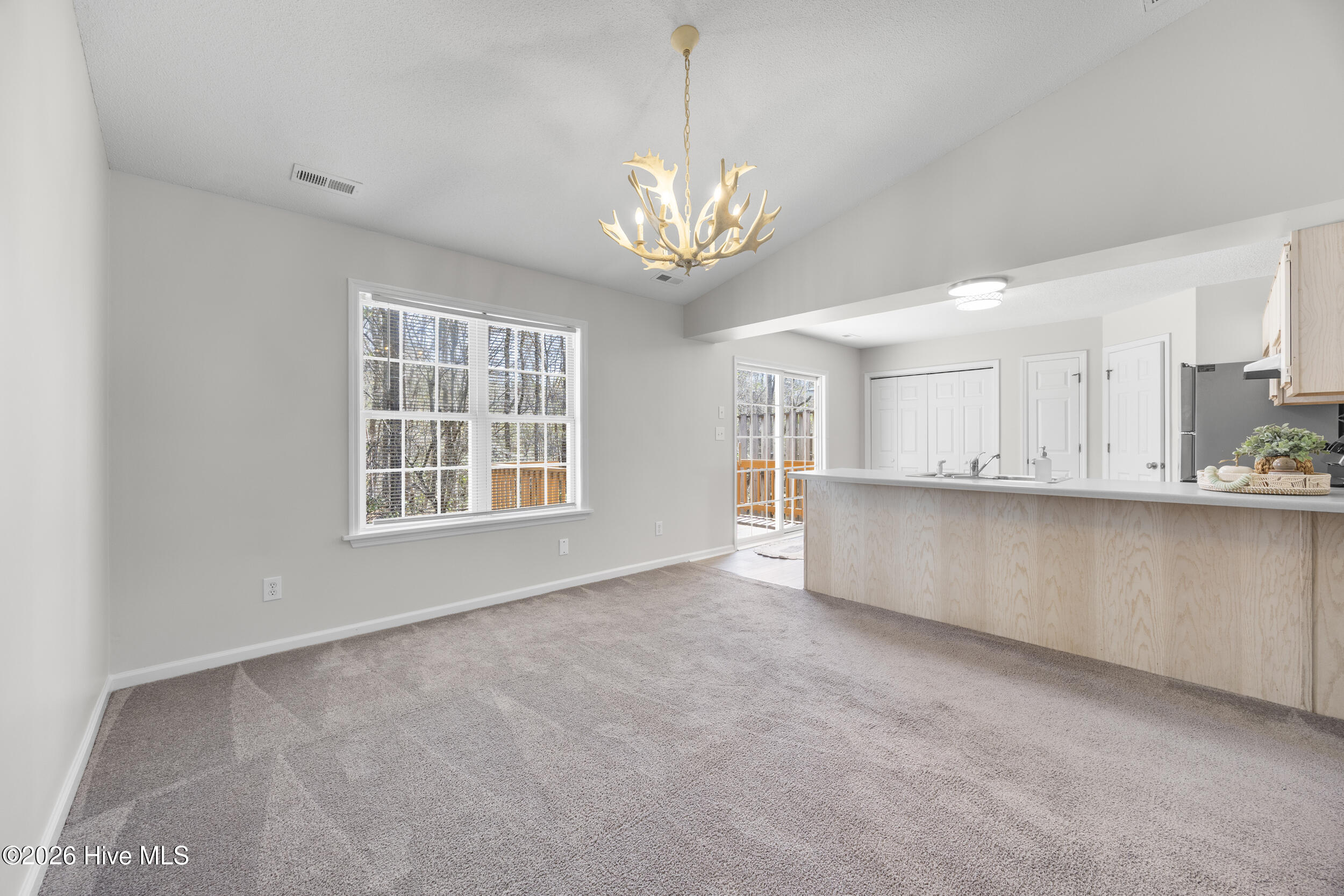 100561186 | Photo 11