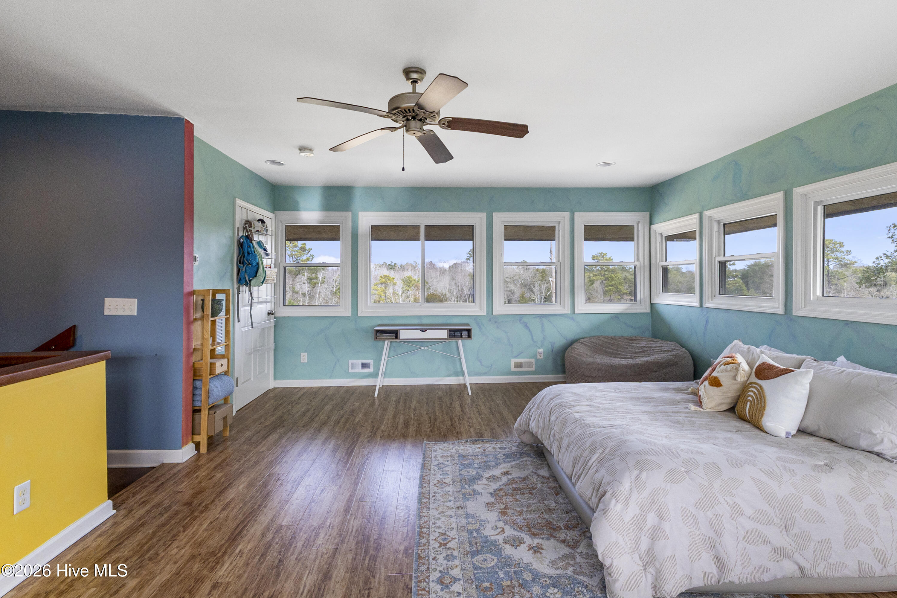 100550645 | Photo 23