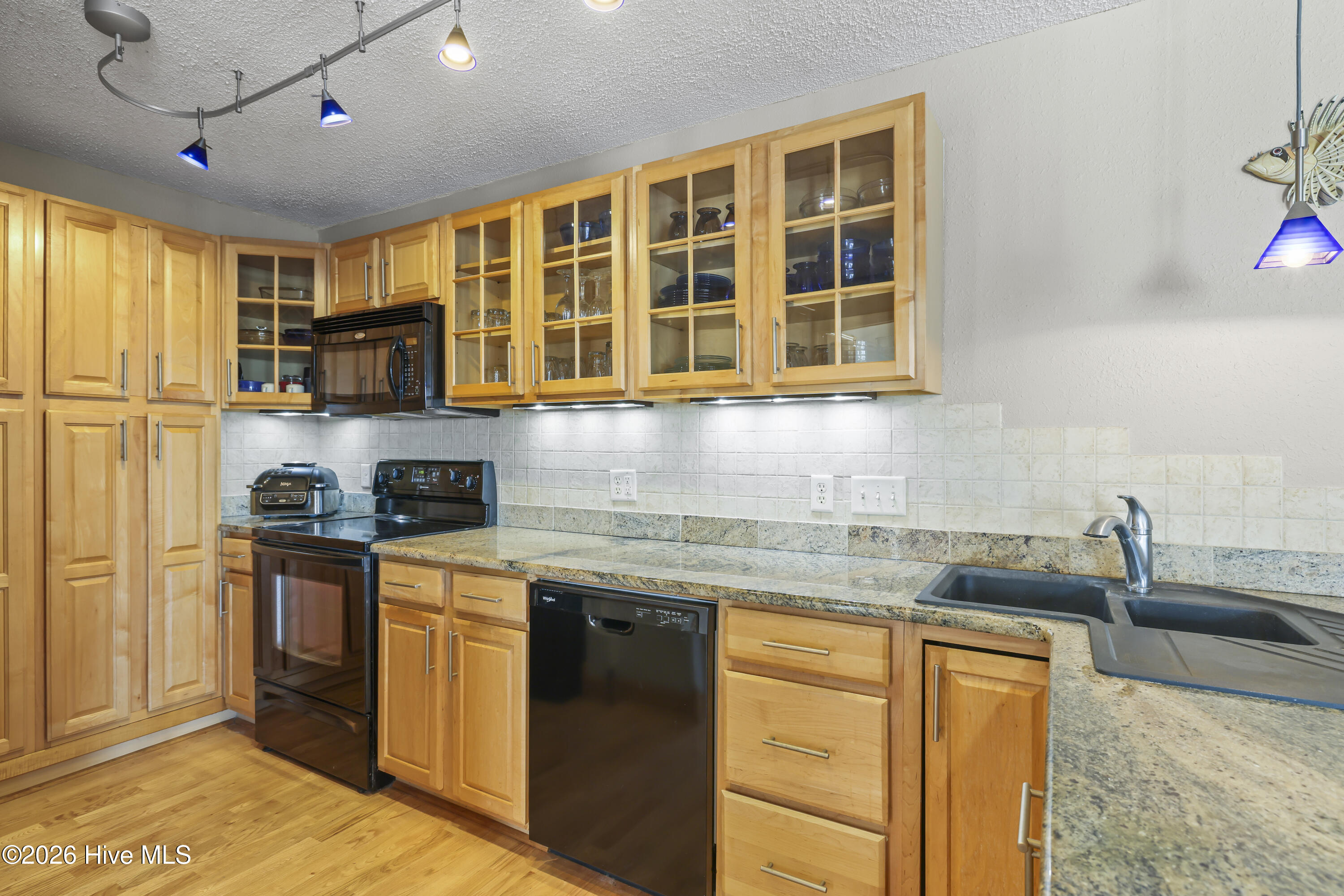 100552115 | Photo 21