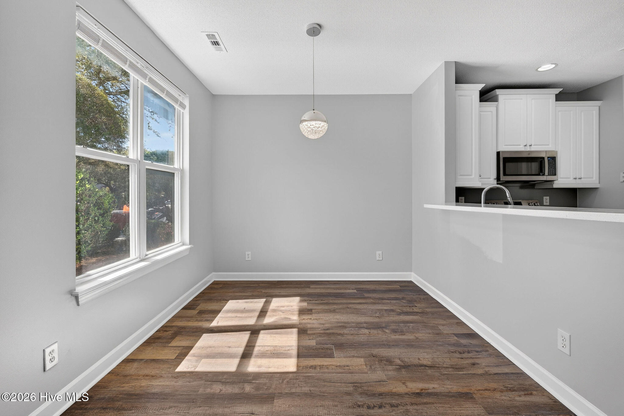 100562052 | Photo 19