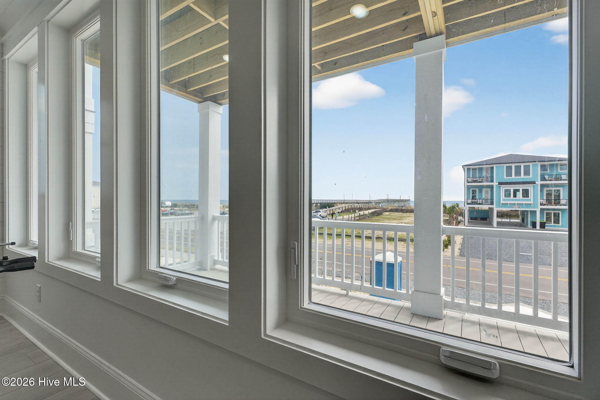 100543300 | Photo 33