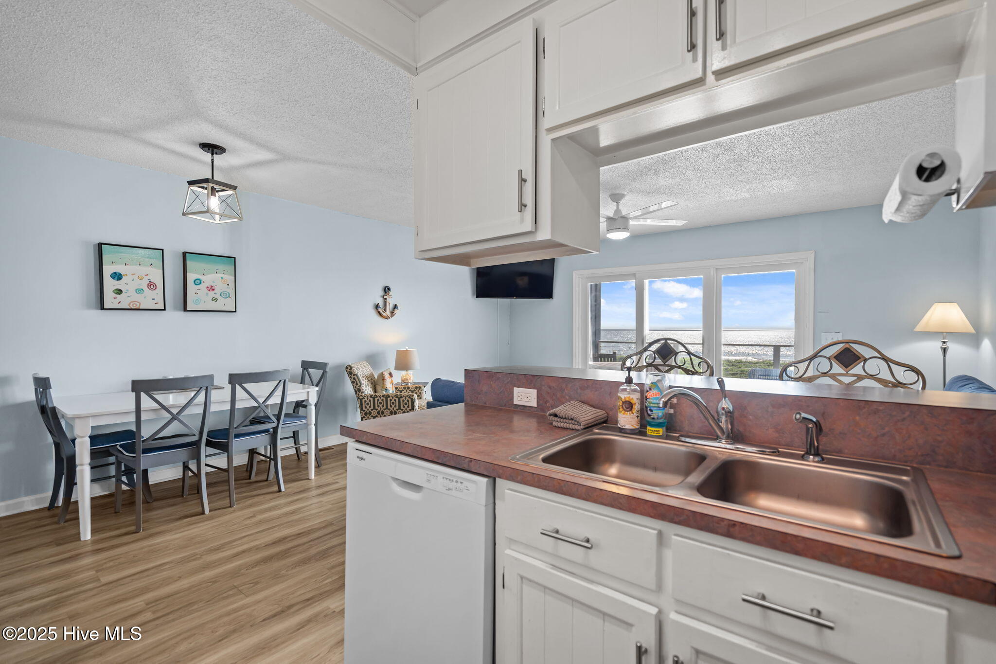 100528366 | Photo 23