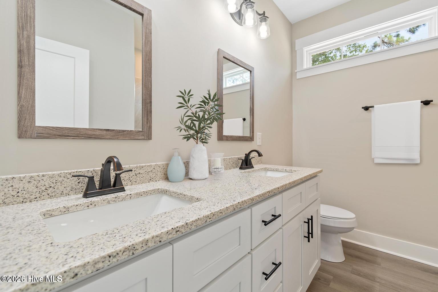 100565389 | Photo 14