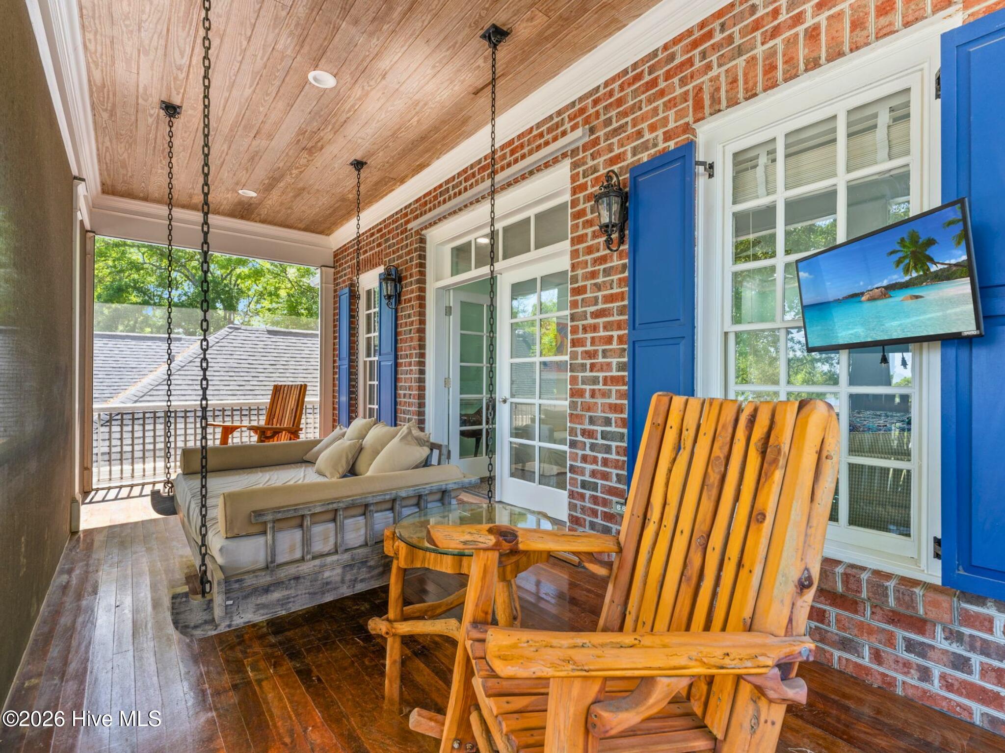 100568629 | Photo 51