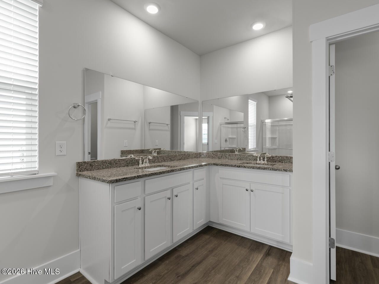 100553189 | Photo 21