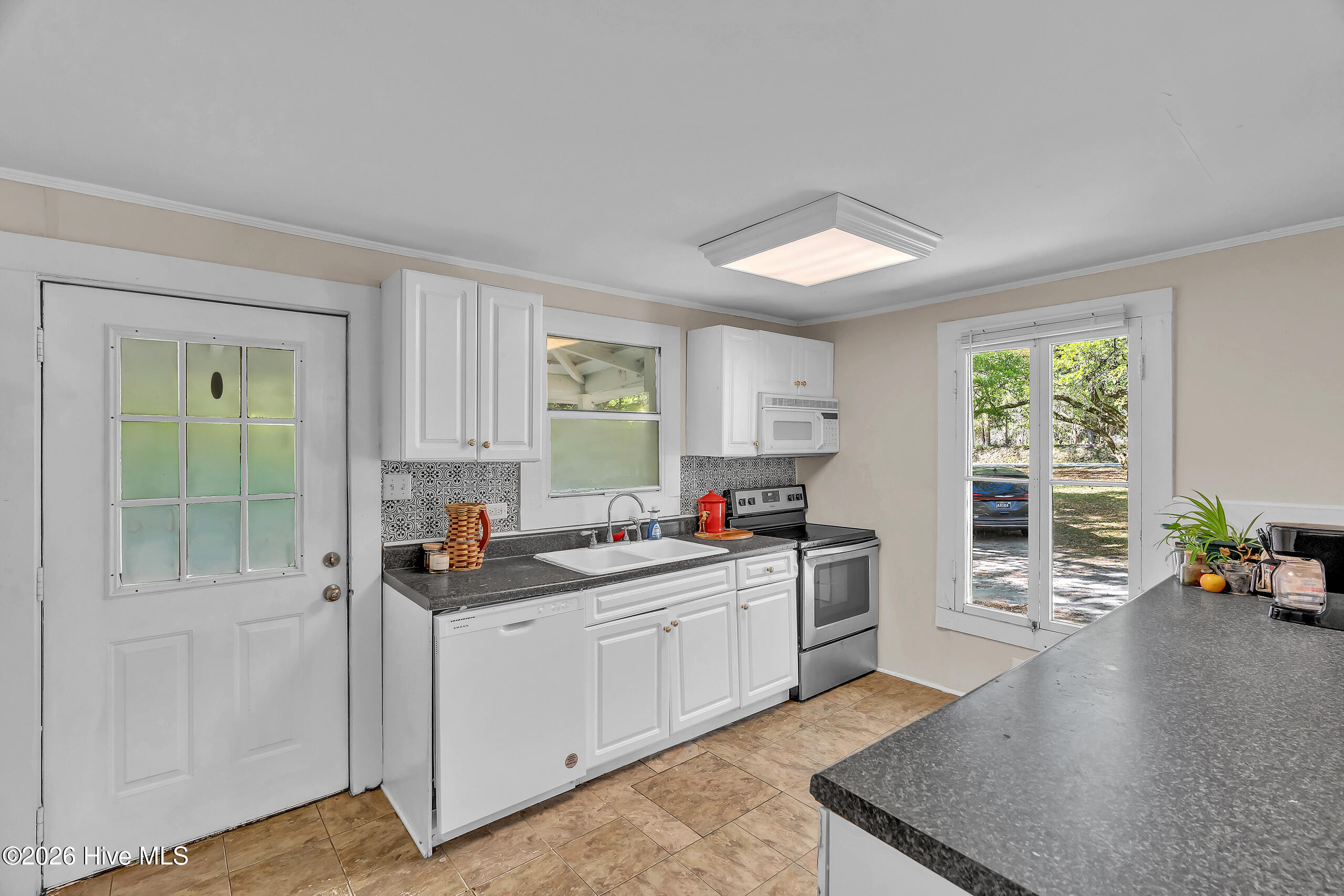 100567144 | Photo 18