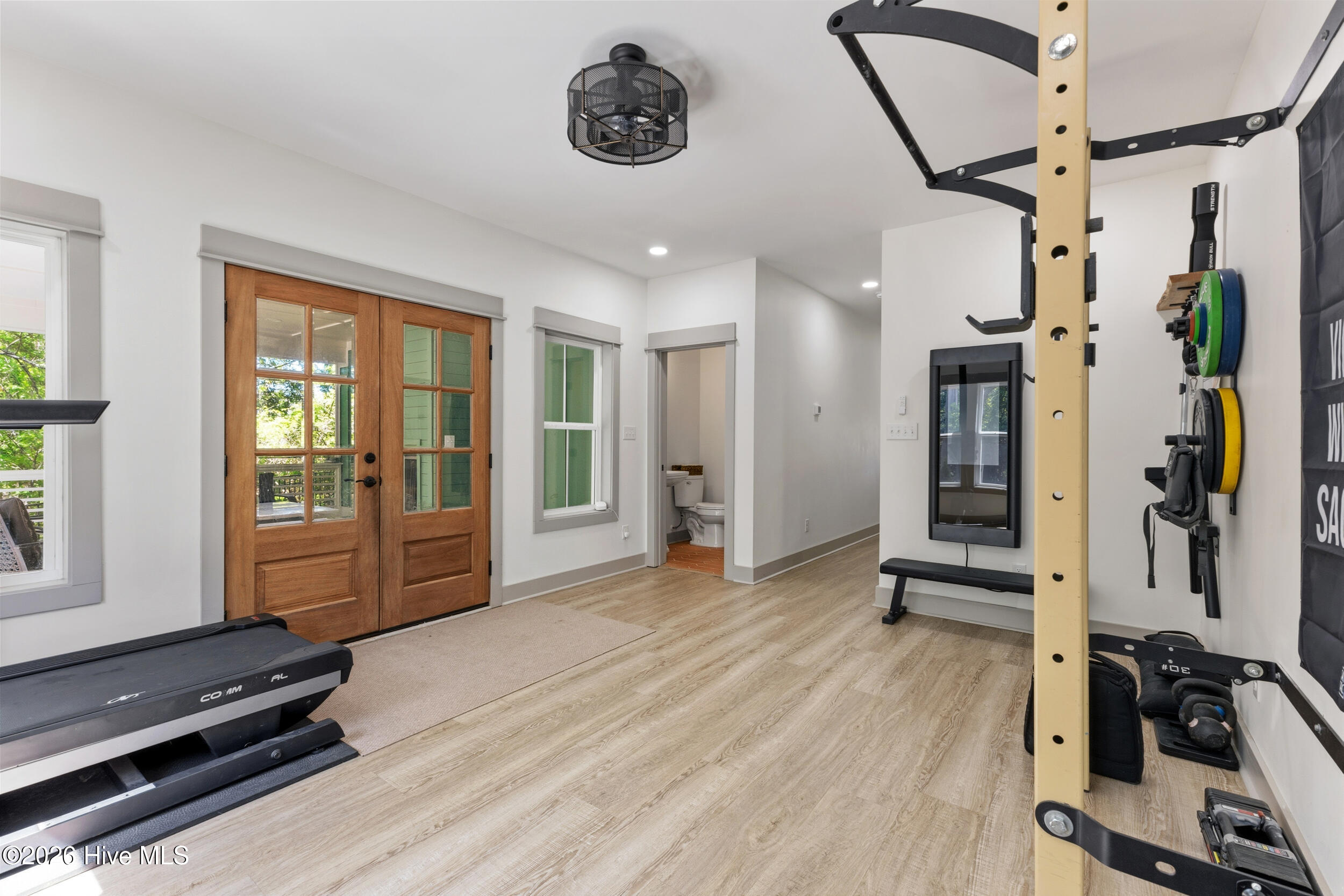 100570688 | Photo 49