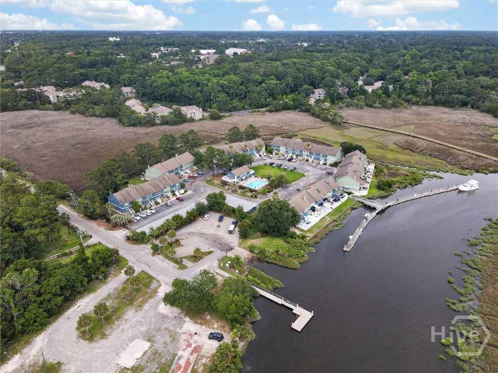 The public landing adjacent to the community gives residents a convenient place to put in or take out for fueling or maintenance.