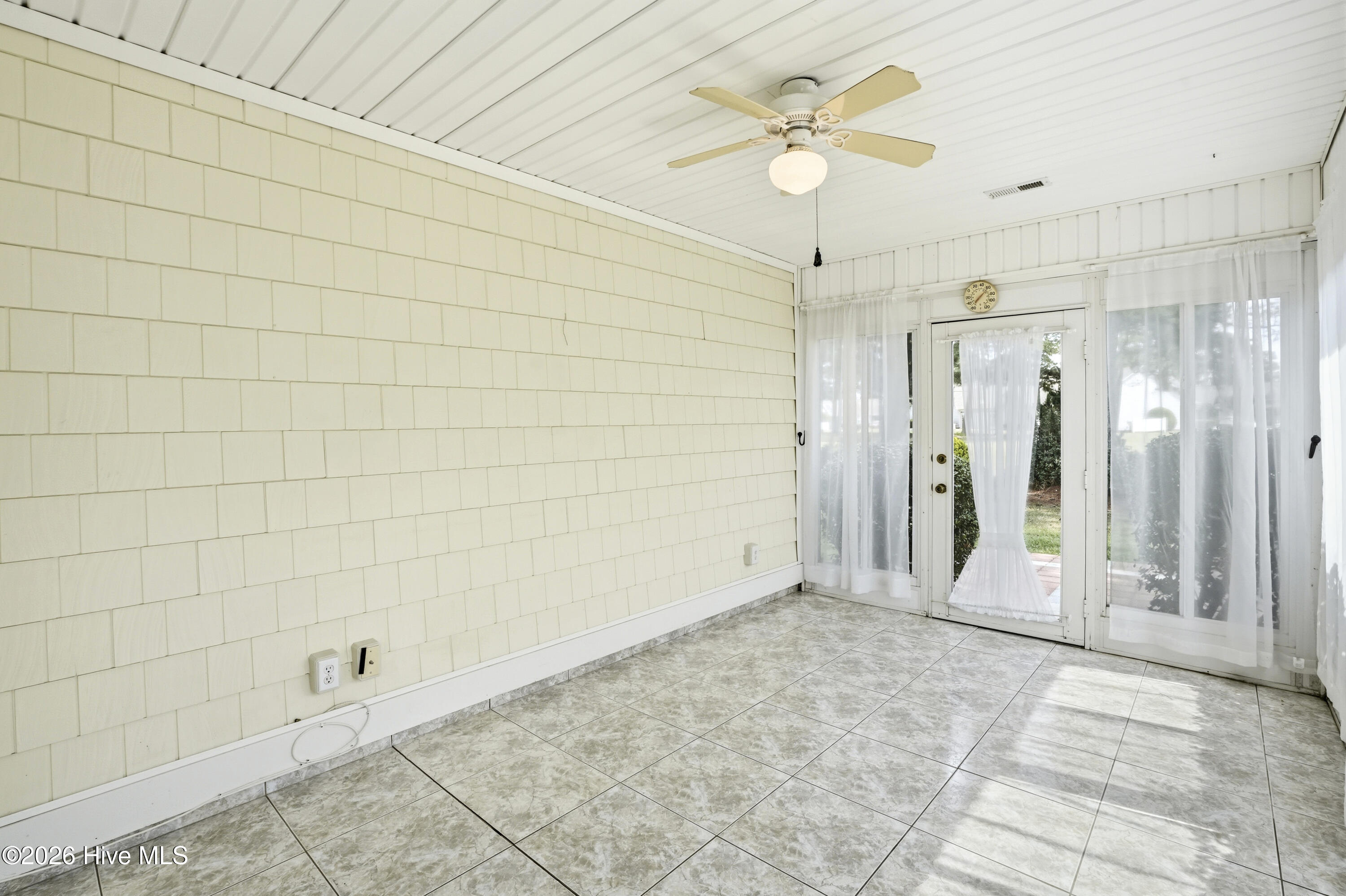 100562955 | Photo 26