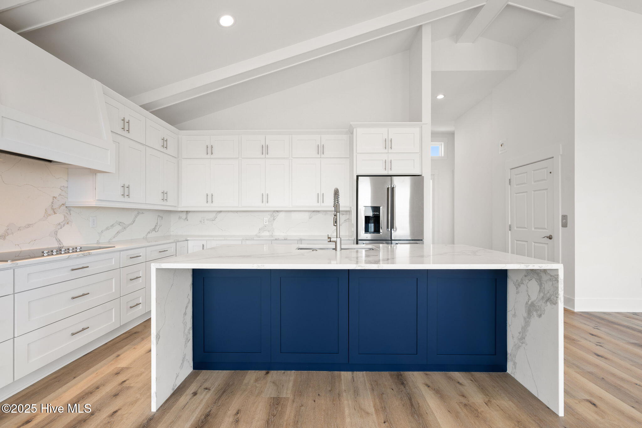 100525403 | Photo 11