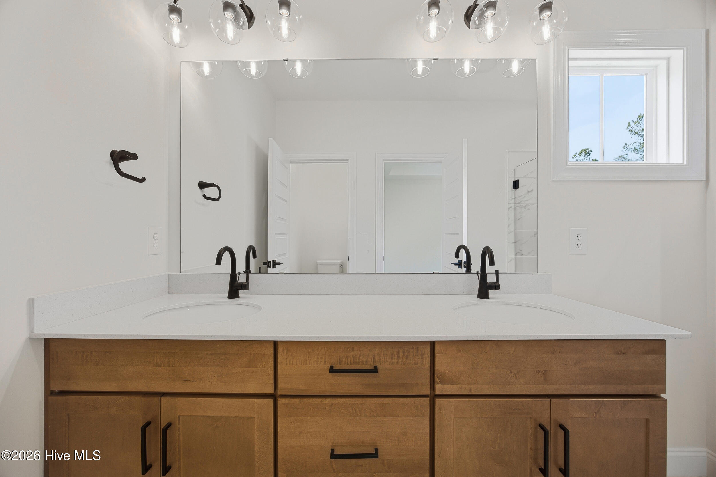 100540369 | Photo 23