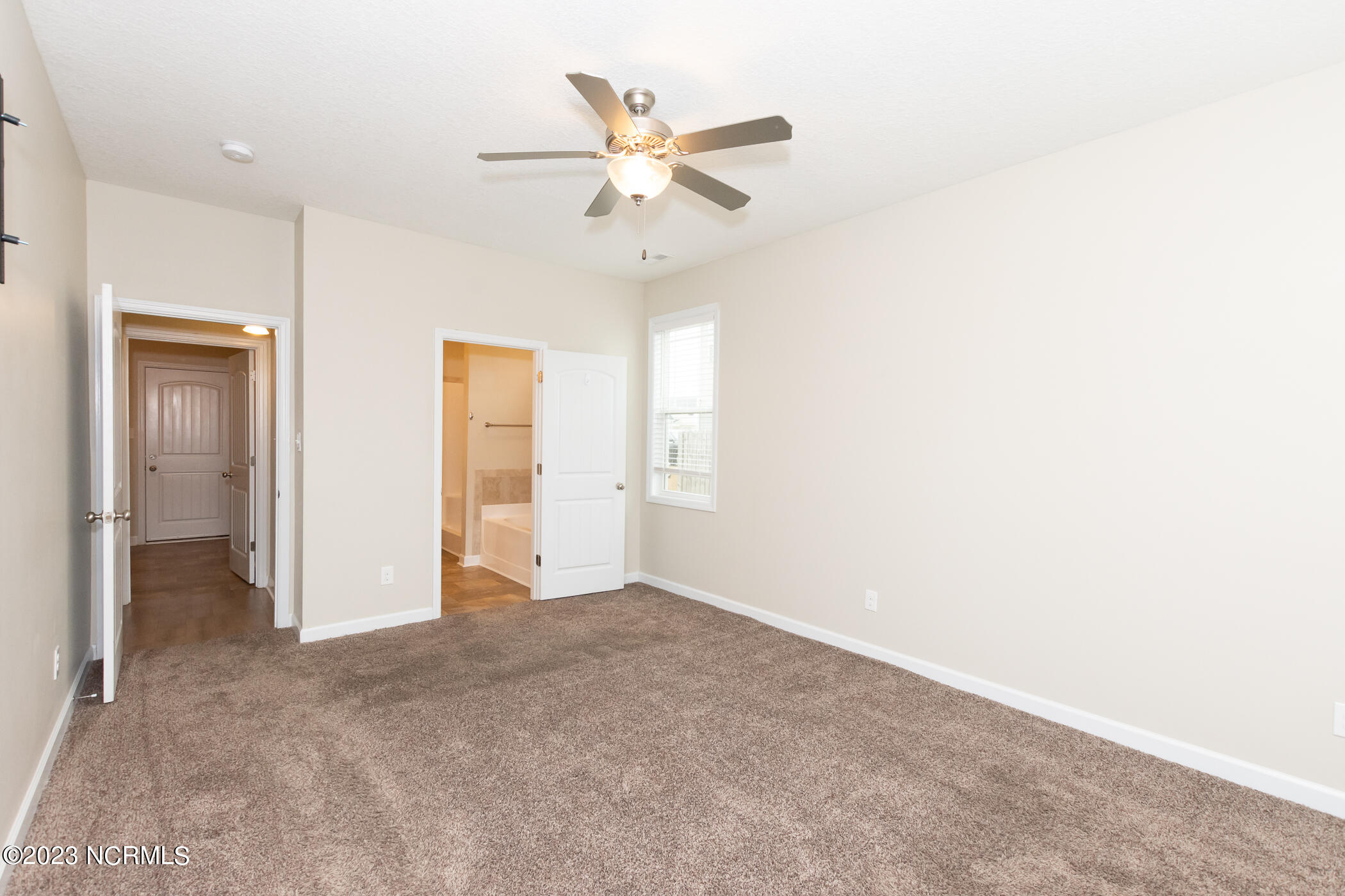 100543785 | Photo 33