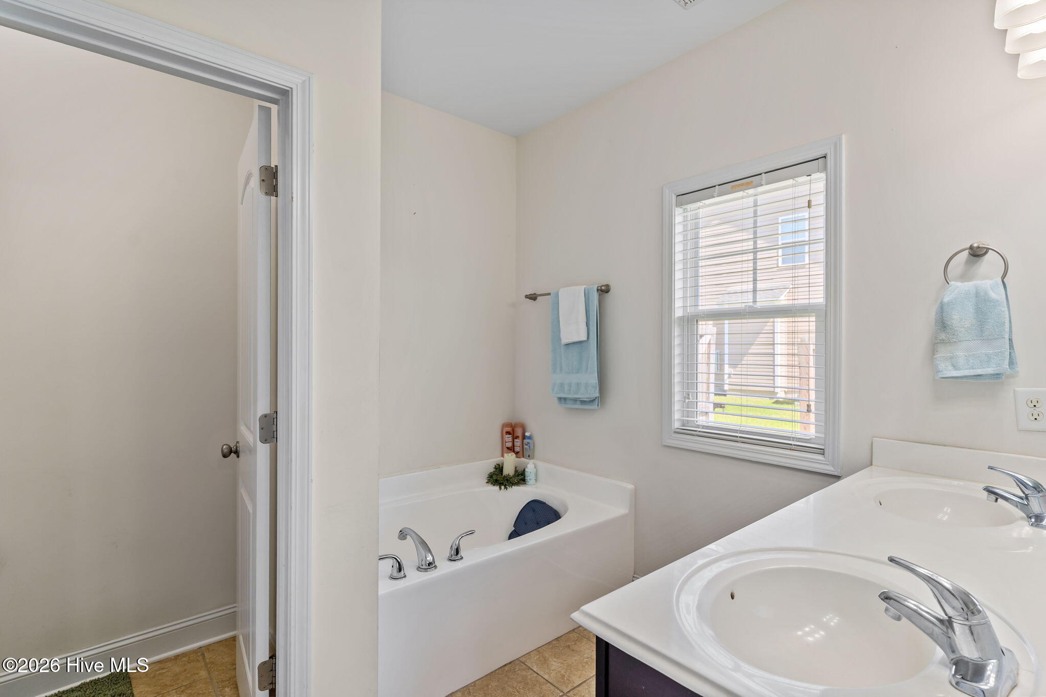 100561323 | Photo 23