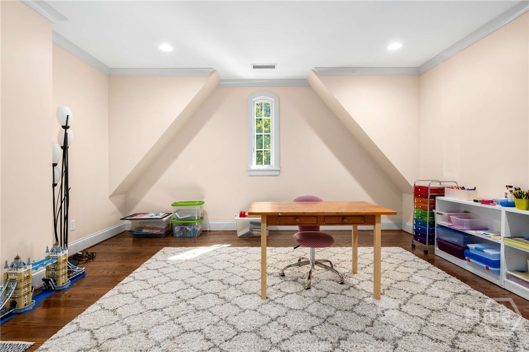 Room for crafts/playroom