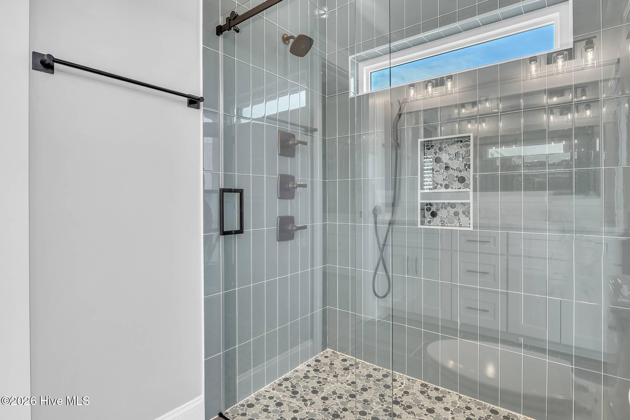 100558345 | Photo 83