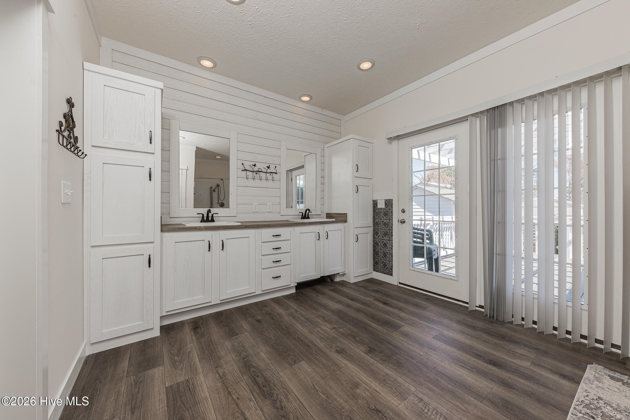 100563969 | Photo 33