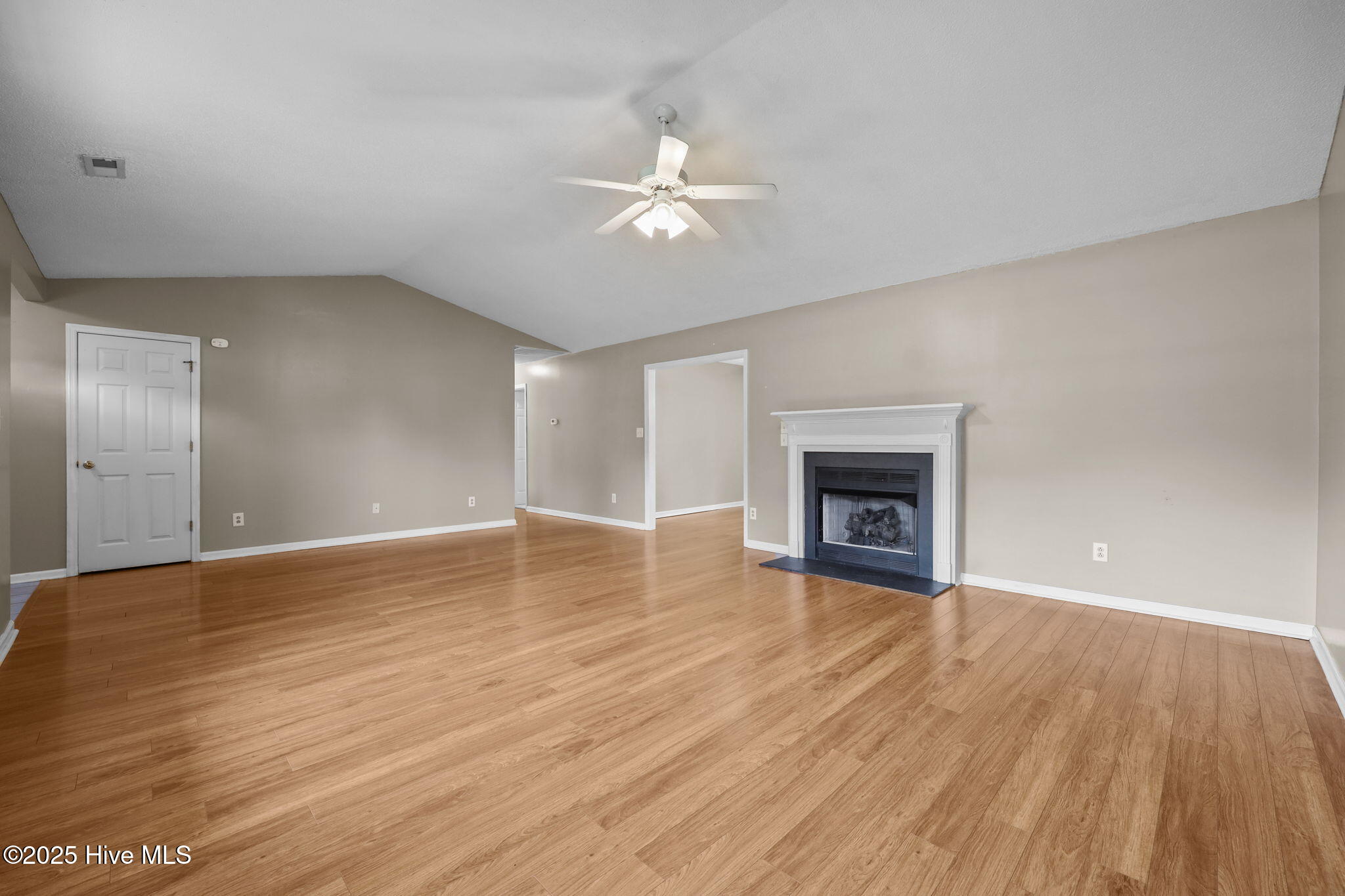 21-web-or-mls-529 Blackberry Ct. 6