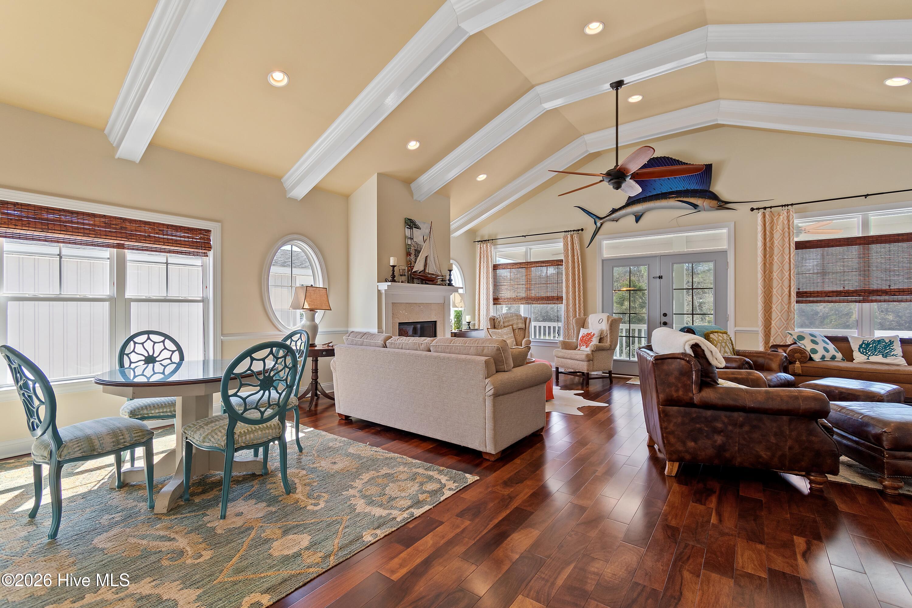 100558702 | Photo 14