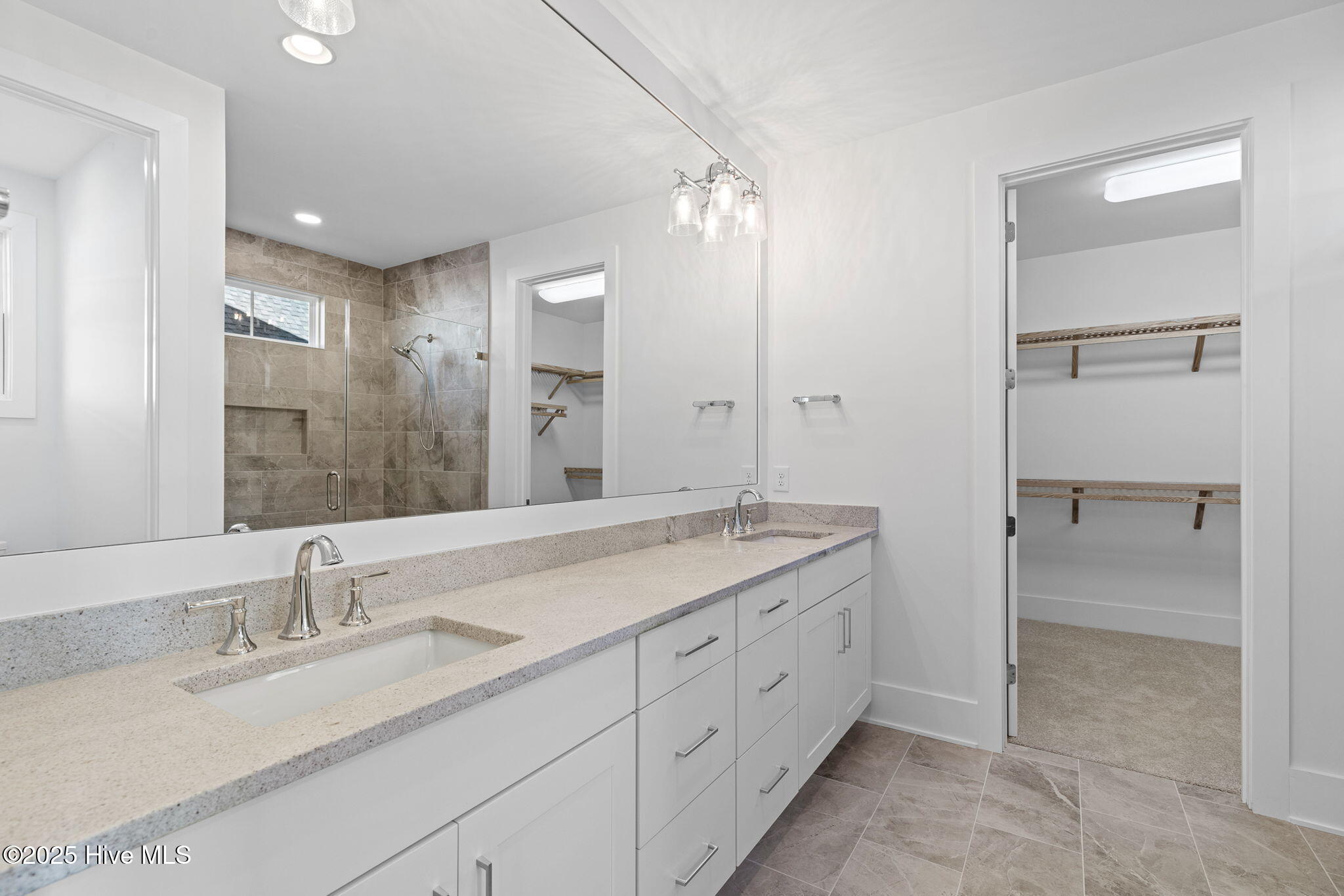 100523885 | Photo 36