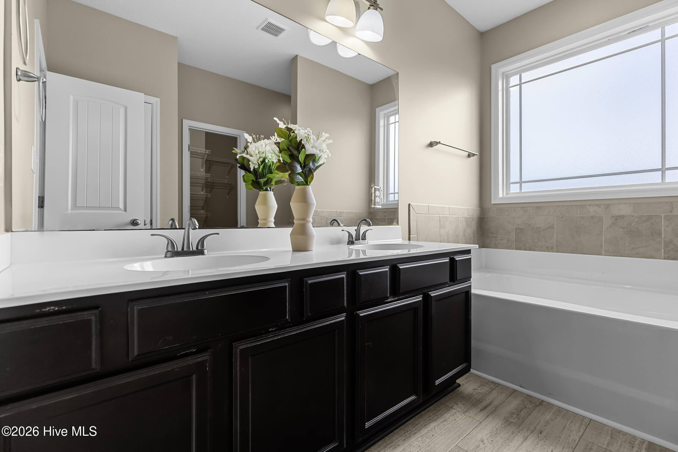 100548143 | Photo 24