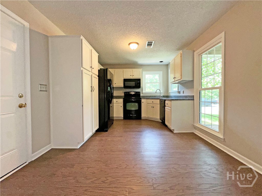 Kitchen/Breakfast Area