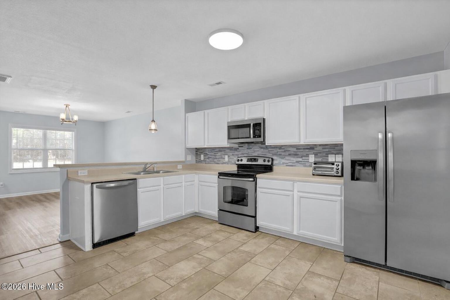 100548986 | Photo 15