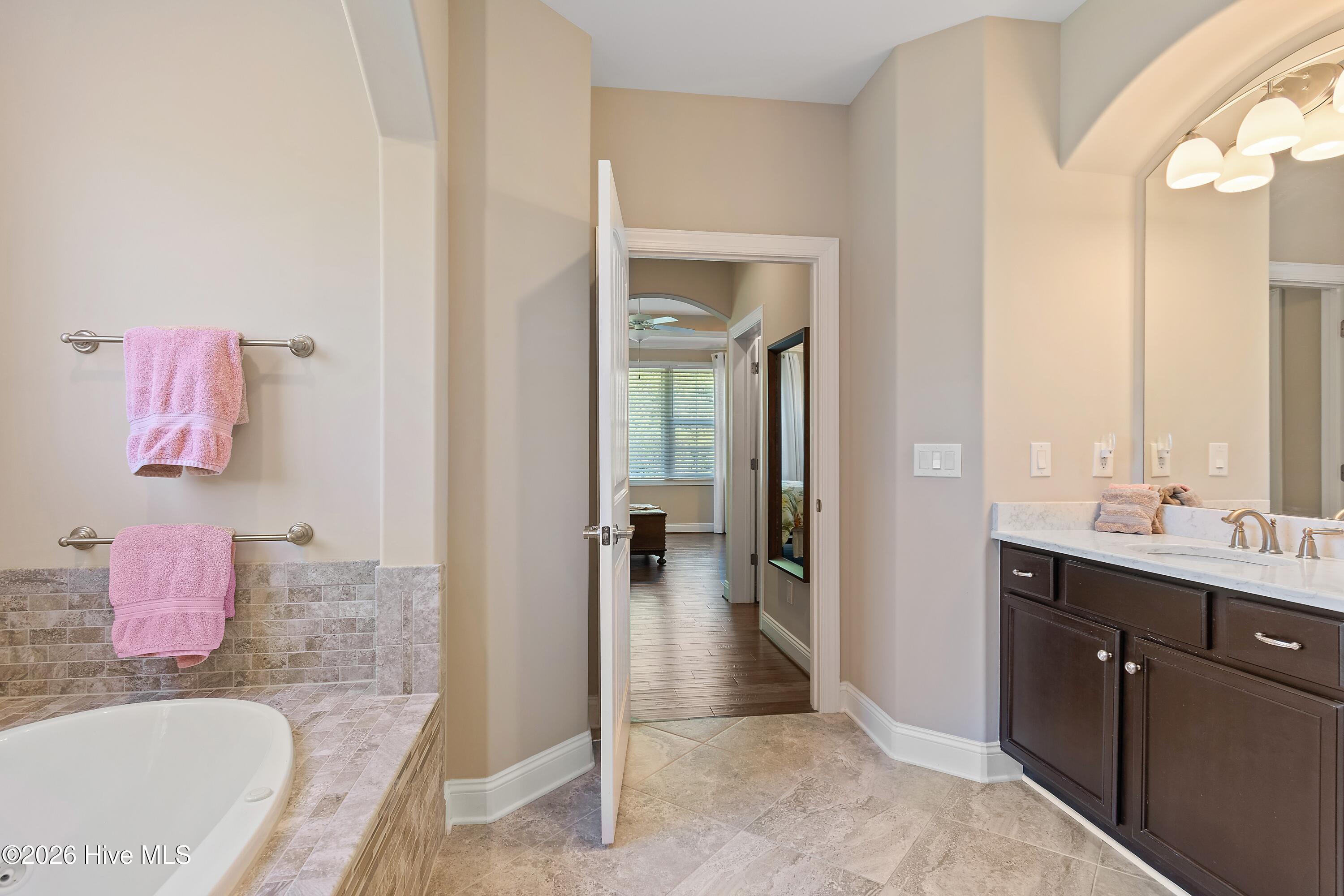 100568990 | Photo 37