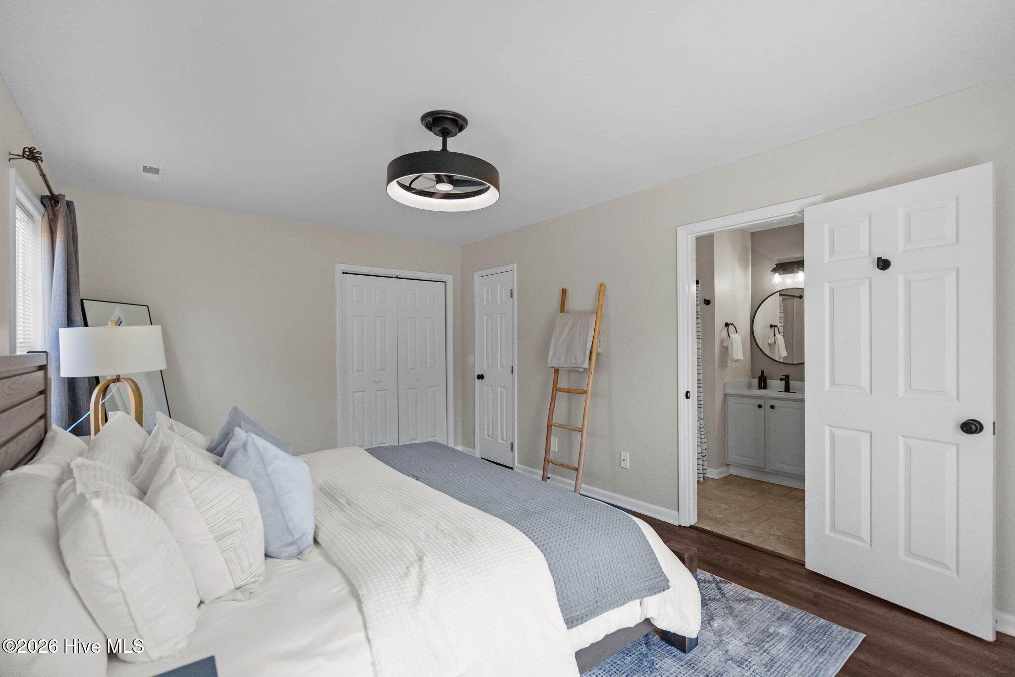 100556215 | Photo 32