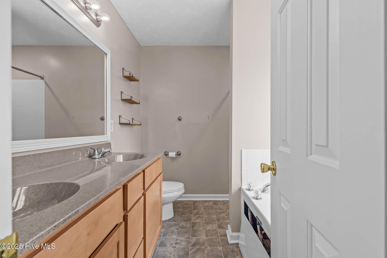 100542148 | Photo 35