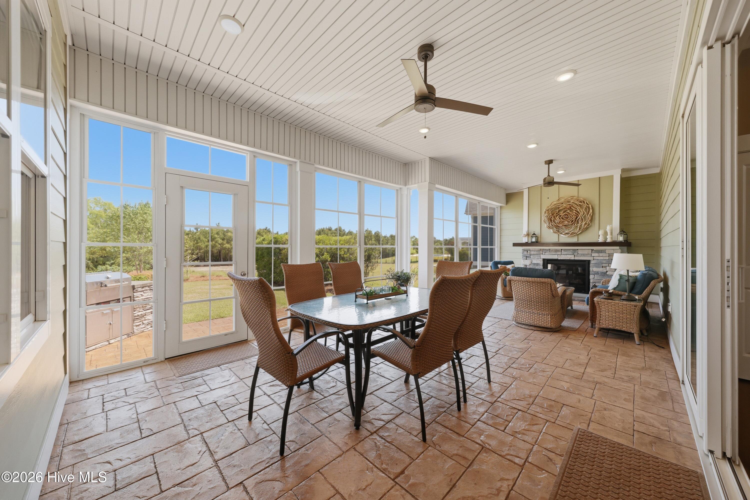 100569596 | Photo 37