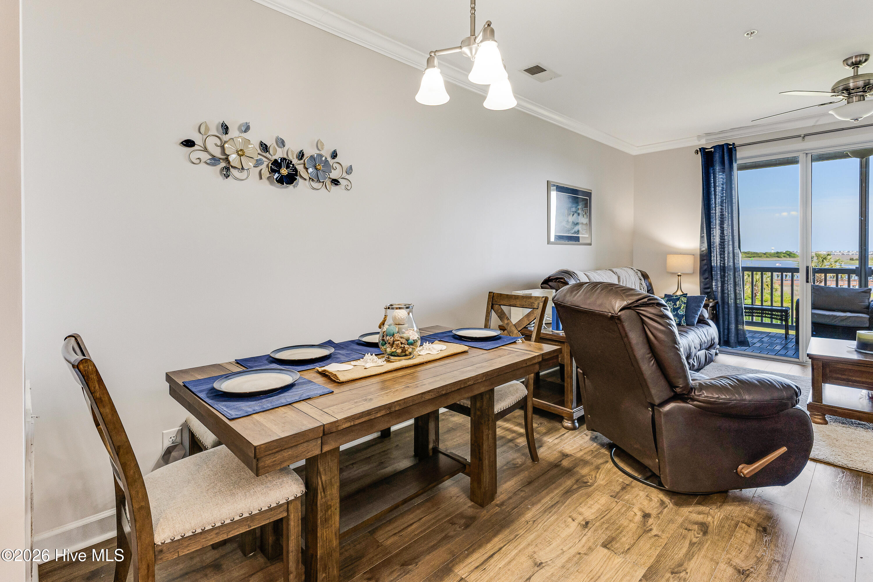 100569606 | Photo 12