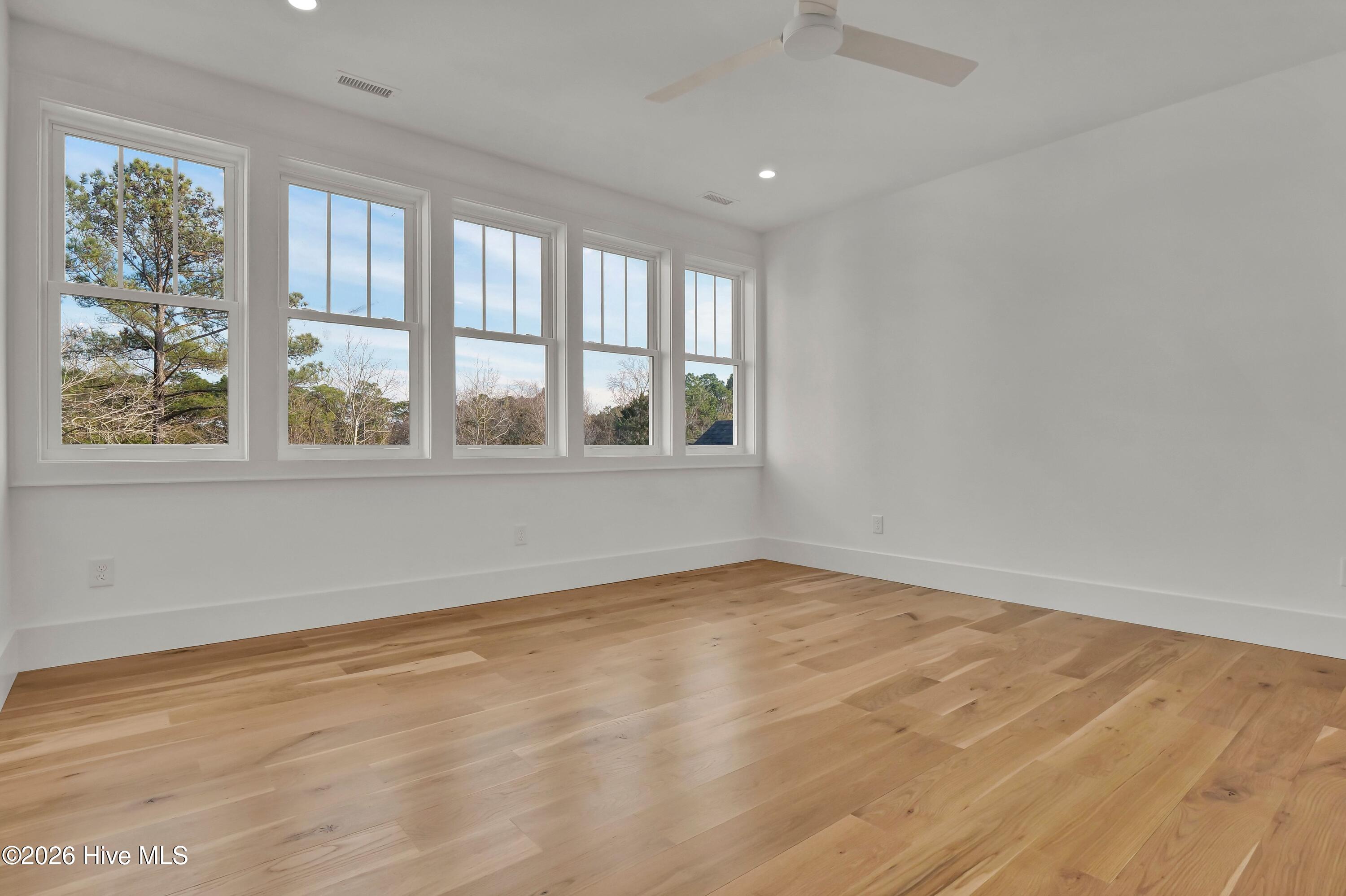 100553648 | Photo 42