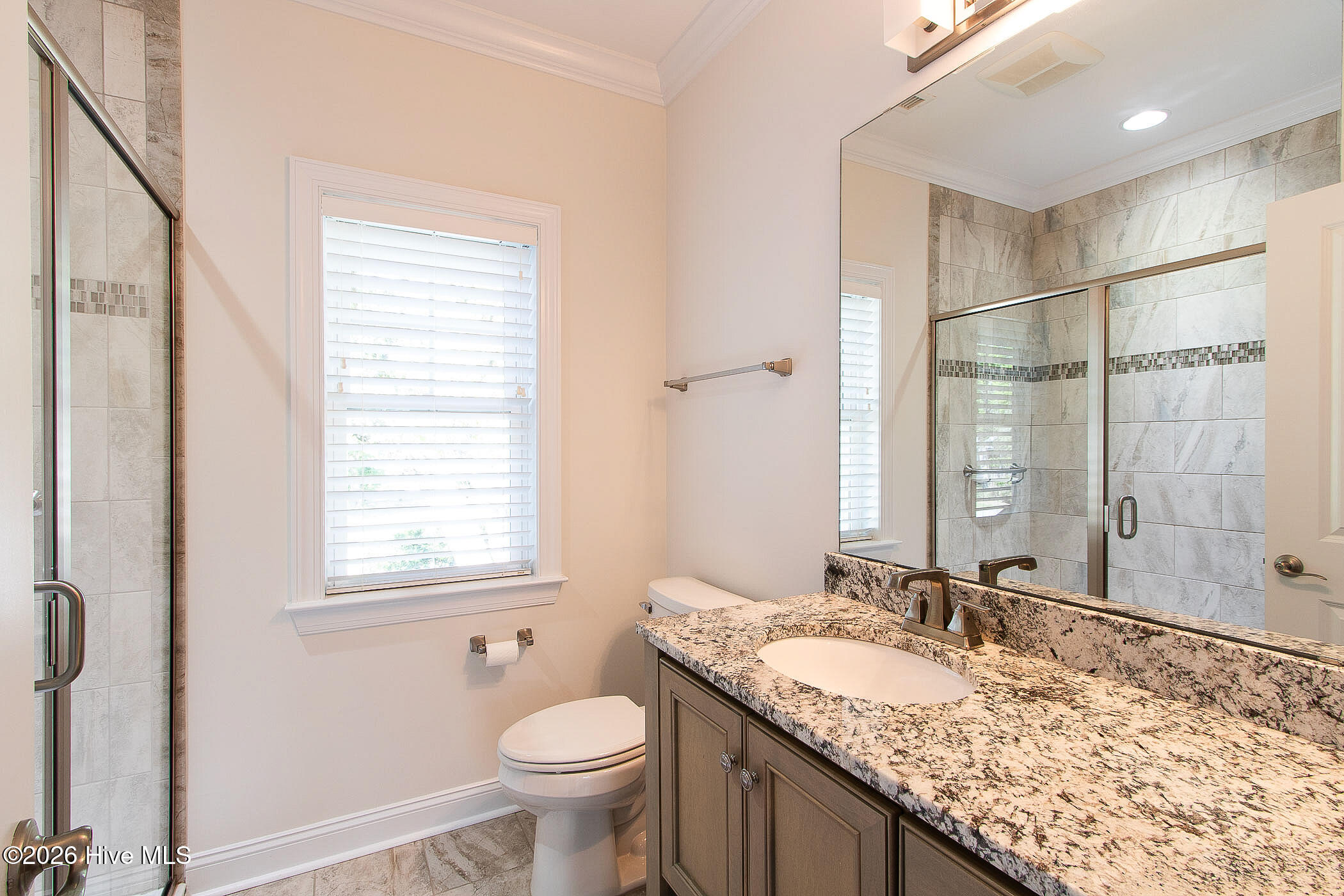 100568588 | Photo 38