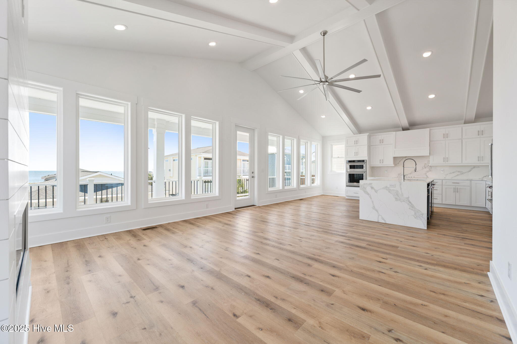 100525403 | Photo 16