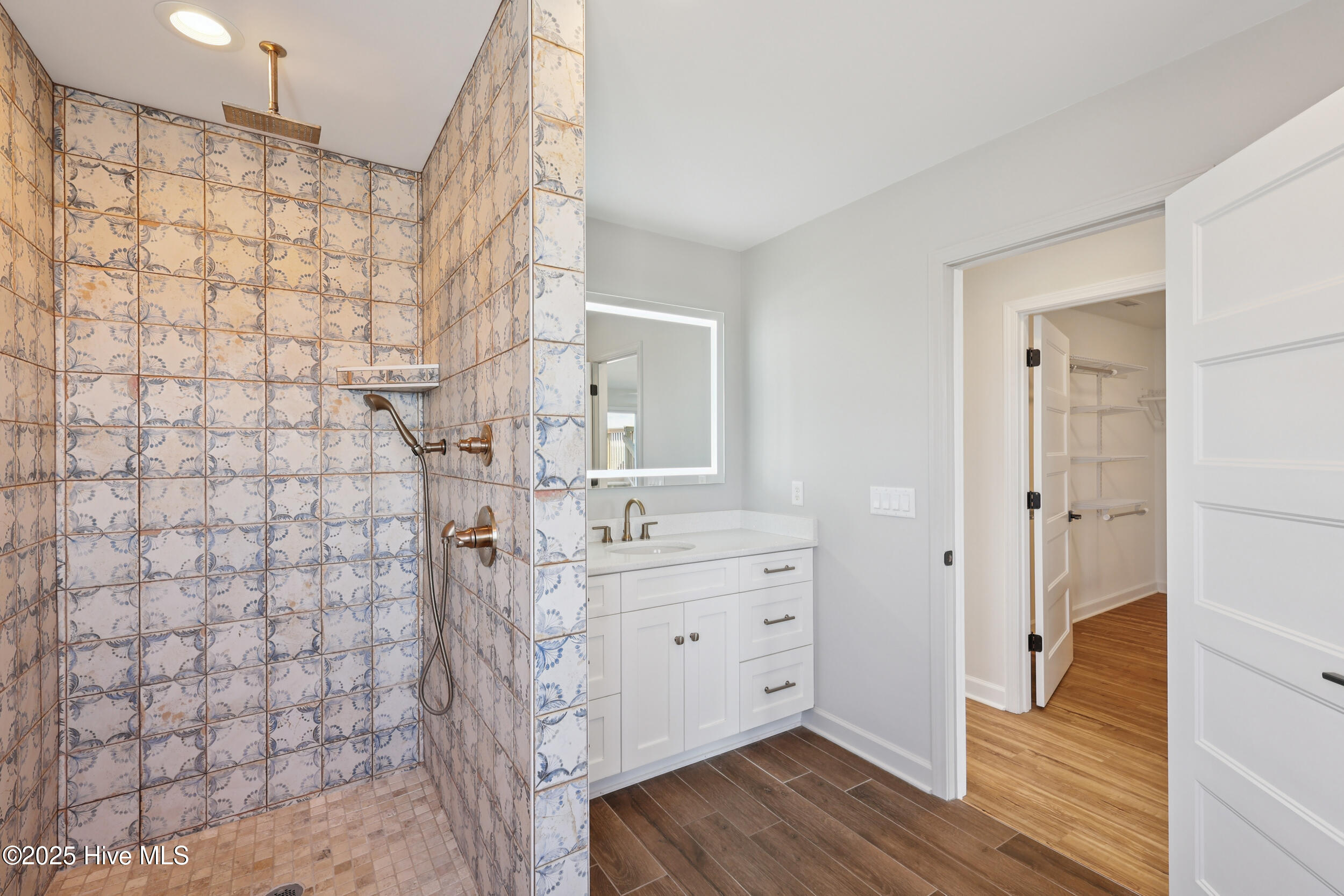 100518550 | Photo 19