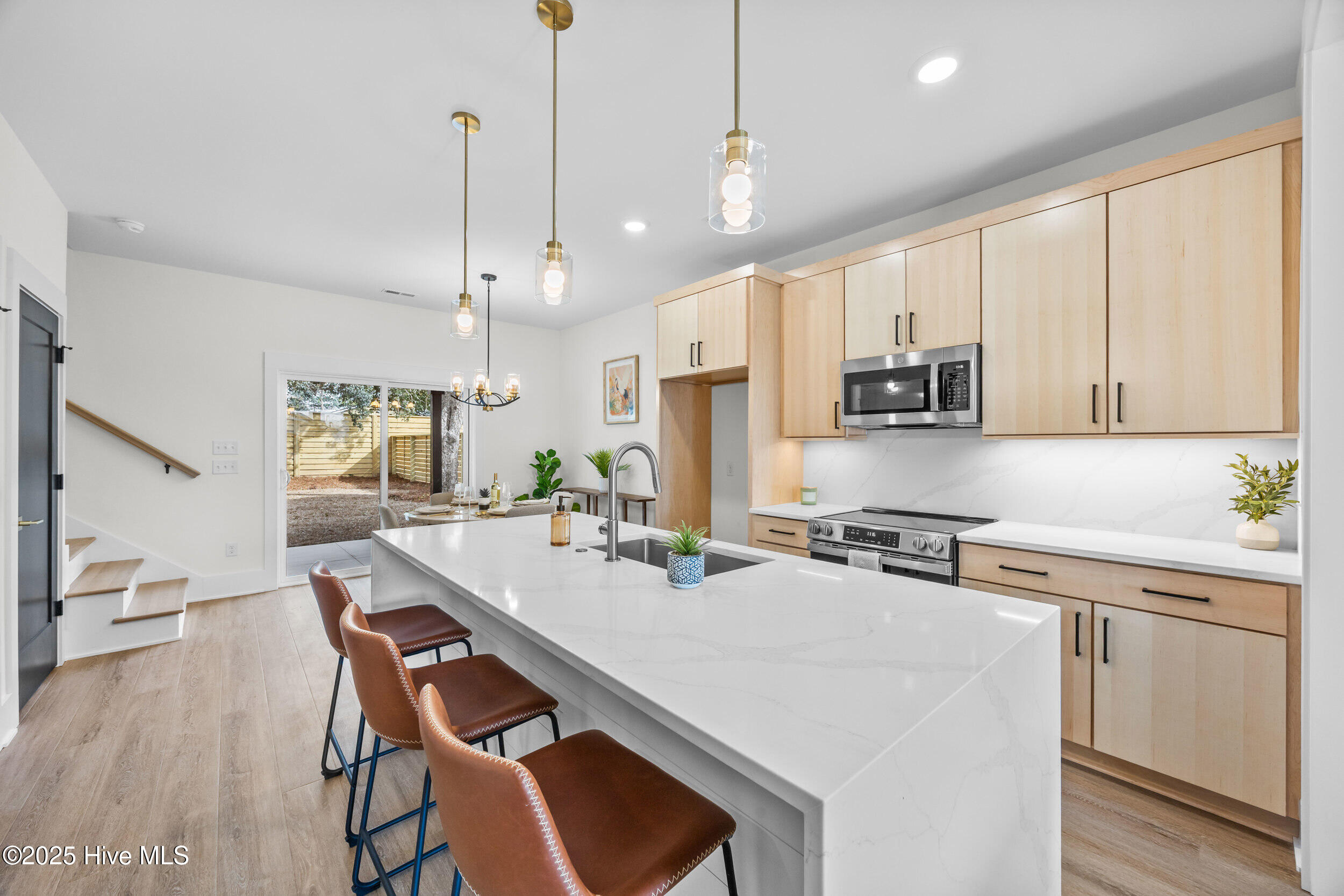 100557890 | Photo 13